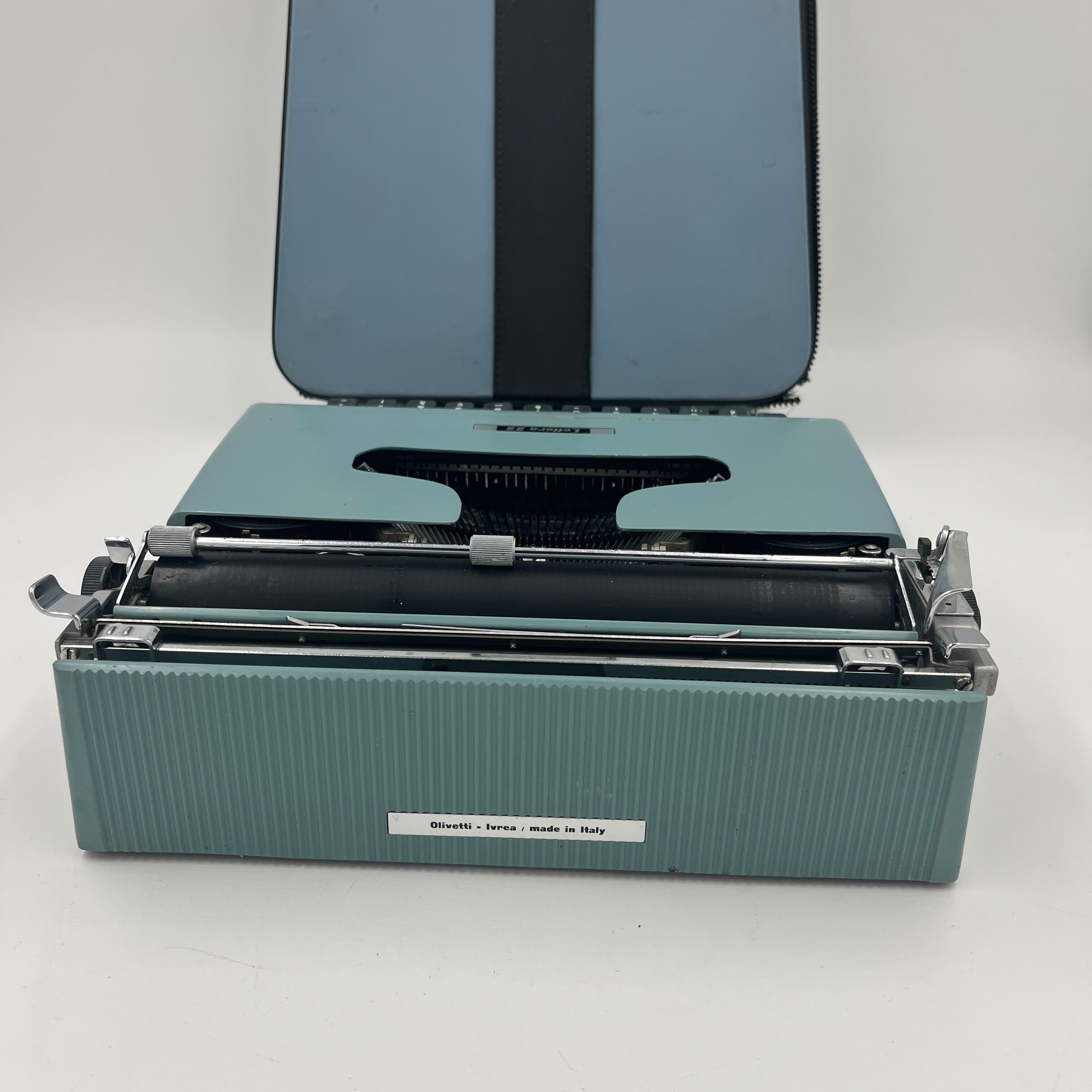 Olivetti Lettera 22 Blue typewriter
