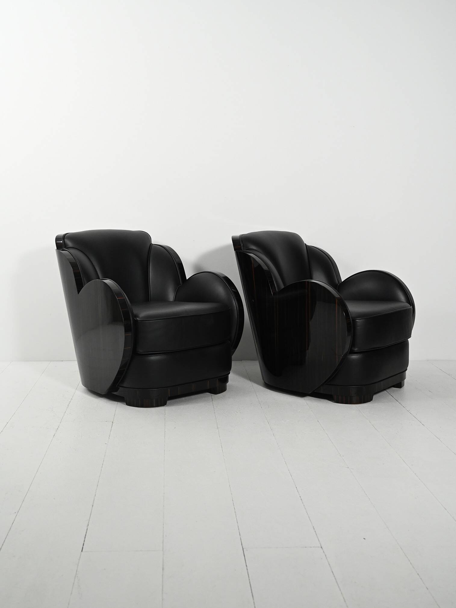 Une paire de fauteuils de style Art Déco scandinave.