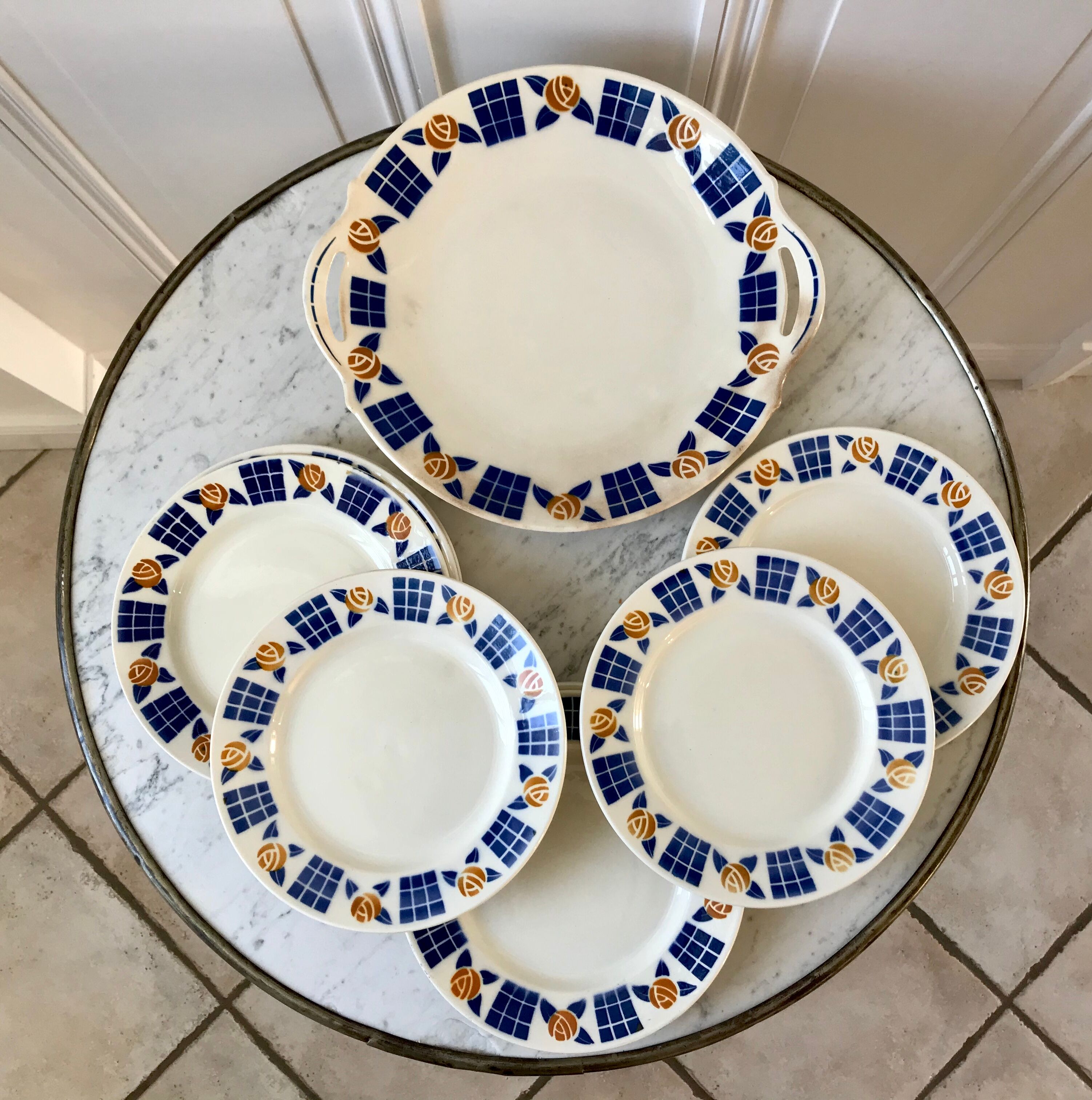 Badonviller dessert service consisting of a cake dish and 10 30s dessert plates