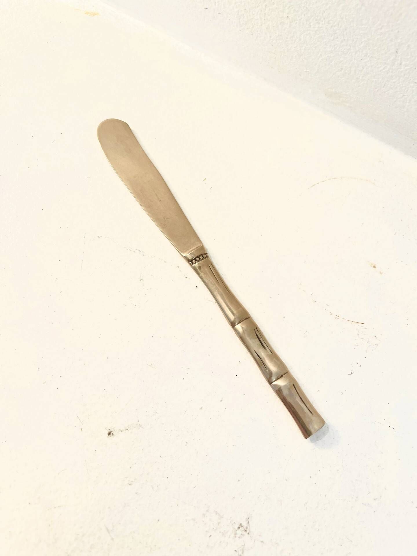 Couteau à beurre en laiton doré, Hollywood Regency – circa 1970