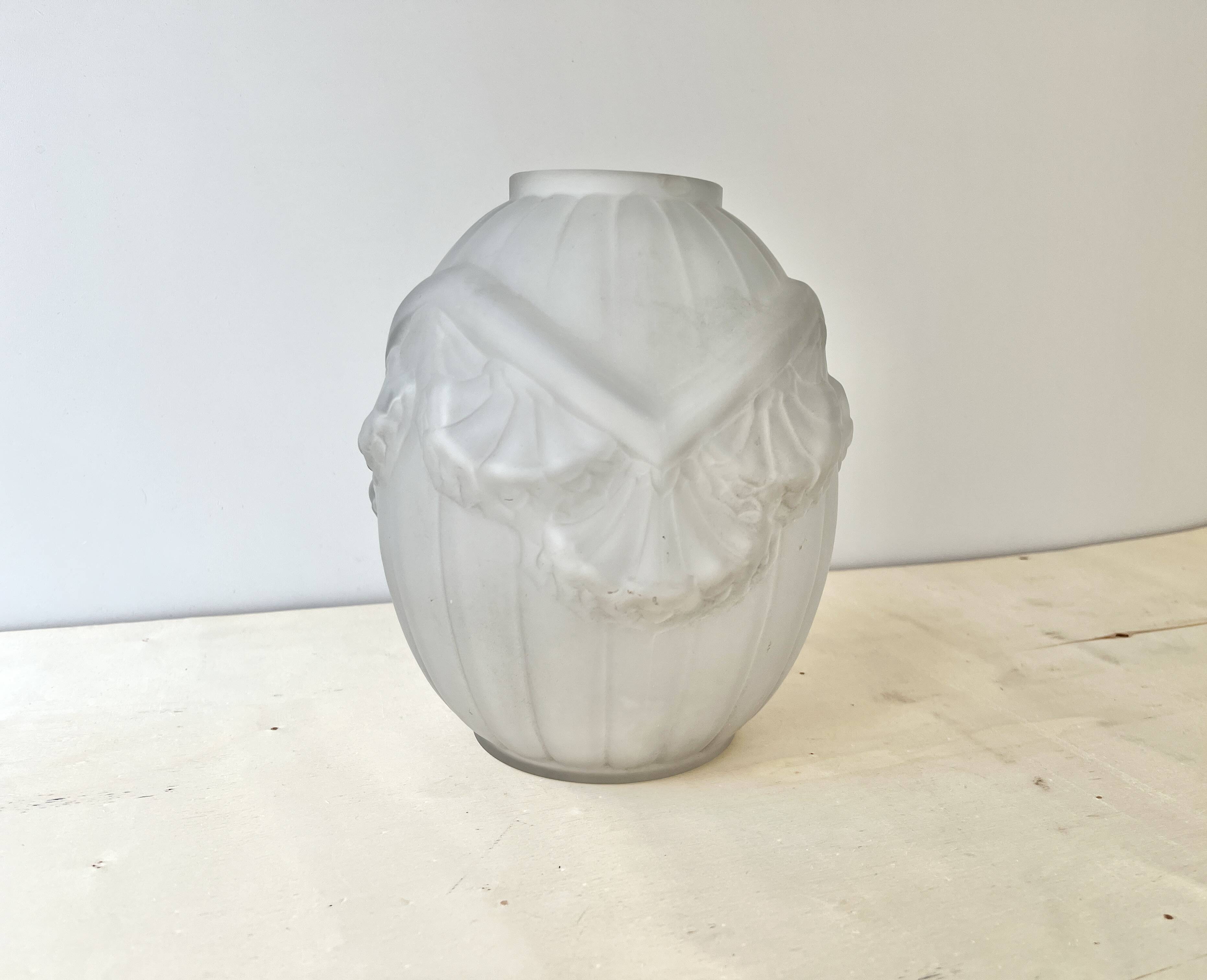 Antique Art Deco vase in moulded pressed glass signed Verçais Schneider.