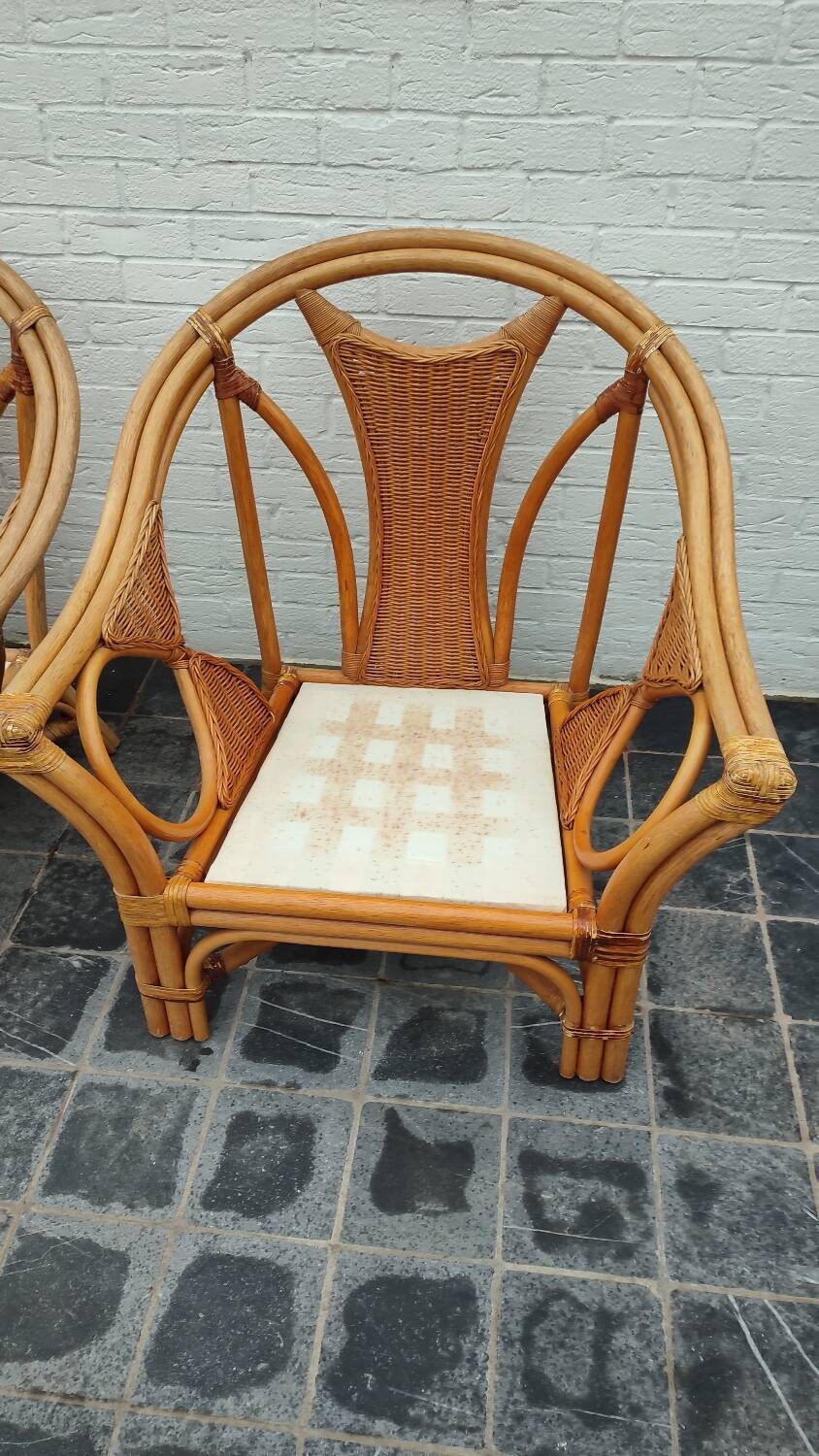 Set of 2 rattan armchairs with a bench.