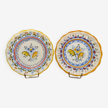 Pair of Talavera earthenware plates with floral decoration