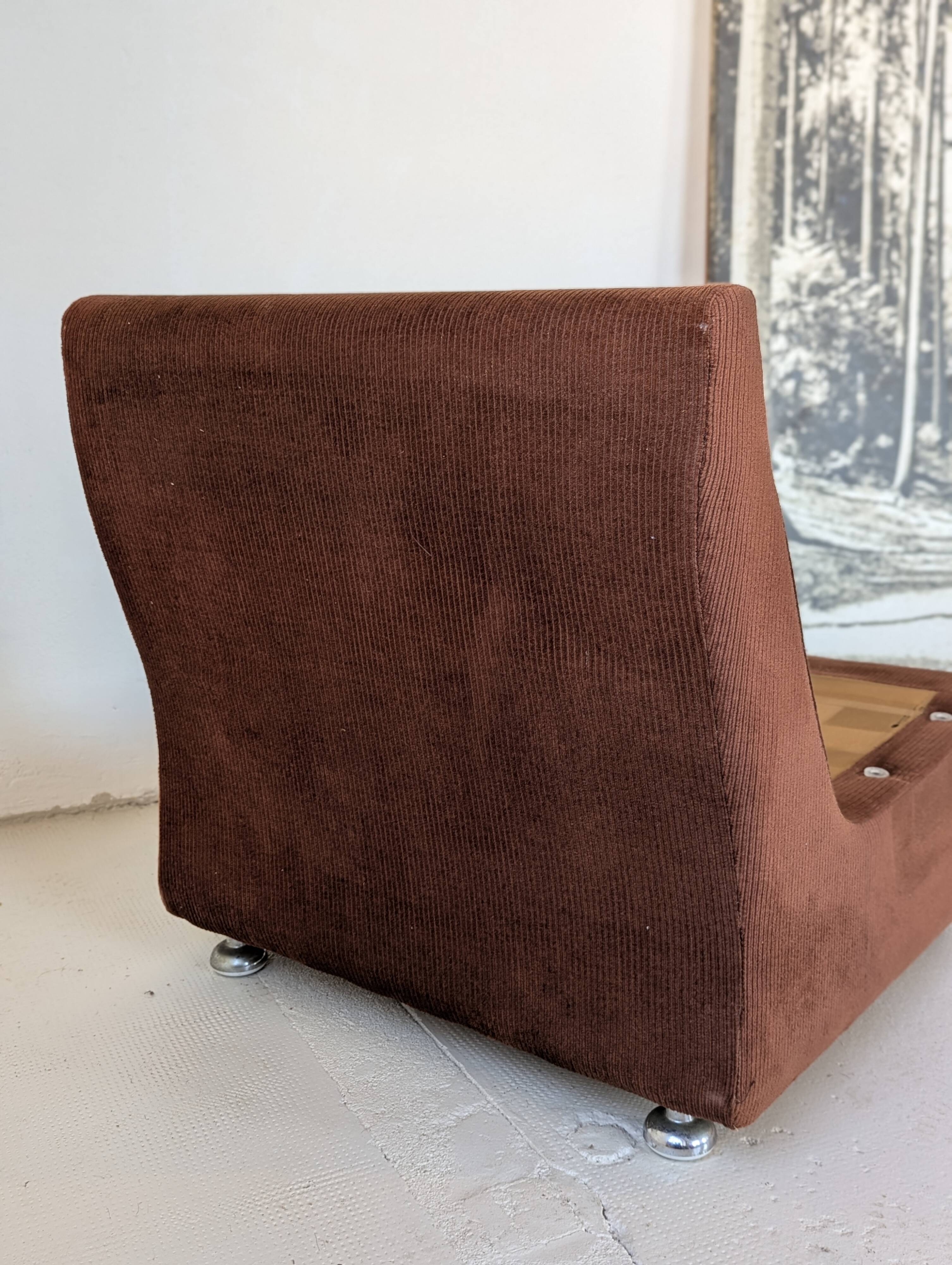 Fauteuil space age,en velours côtelé des années 70