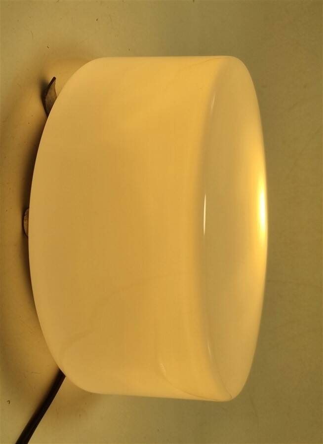 Ceiling light in white opal. Round-shaped light fixture, made of white glass, ut