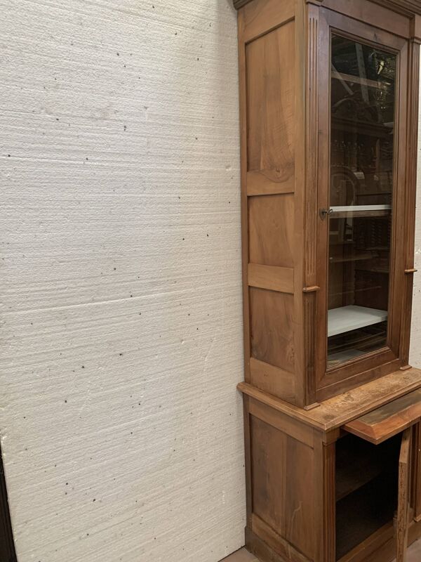 Vitrine en deux corps de style Directoire en noyer massif xx siècle