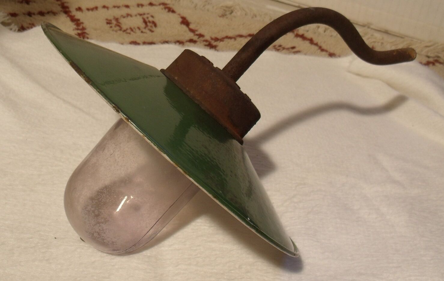 Ancient outdoor lamp collar of swan enamel and glass