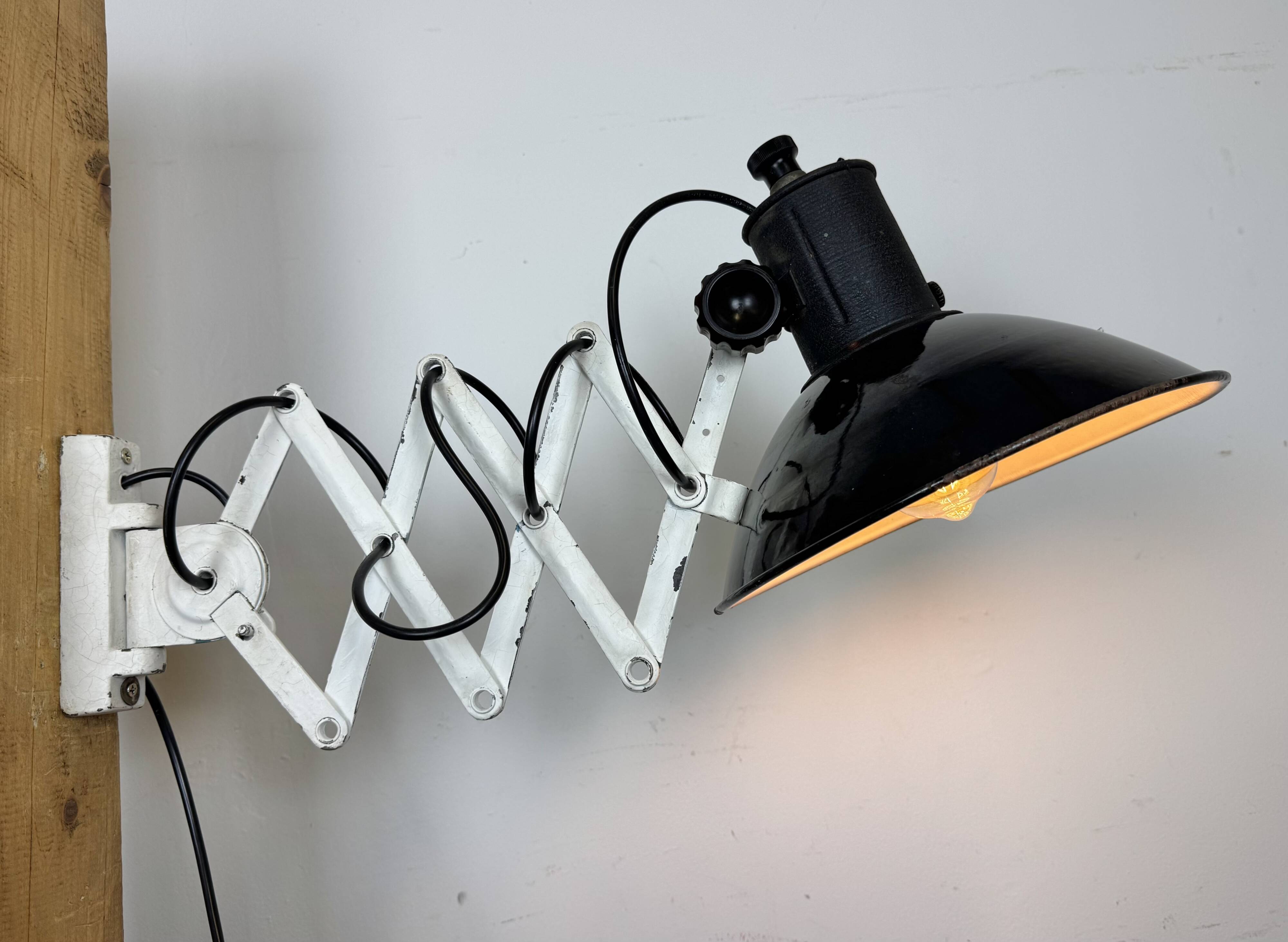 Lampe murale à ciseaux en émail noir industriel, années 1950
