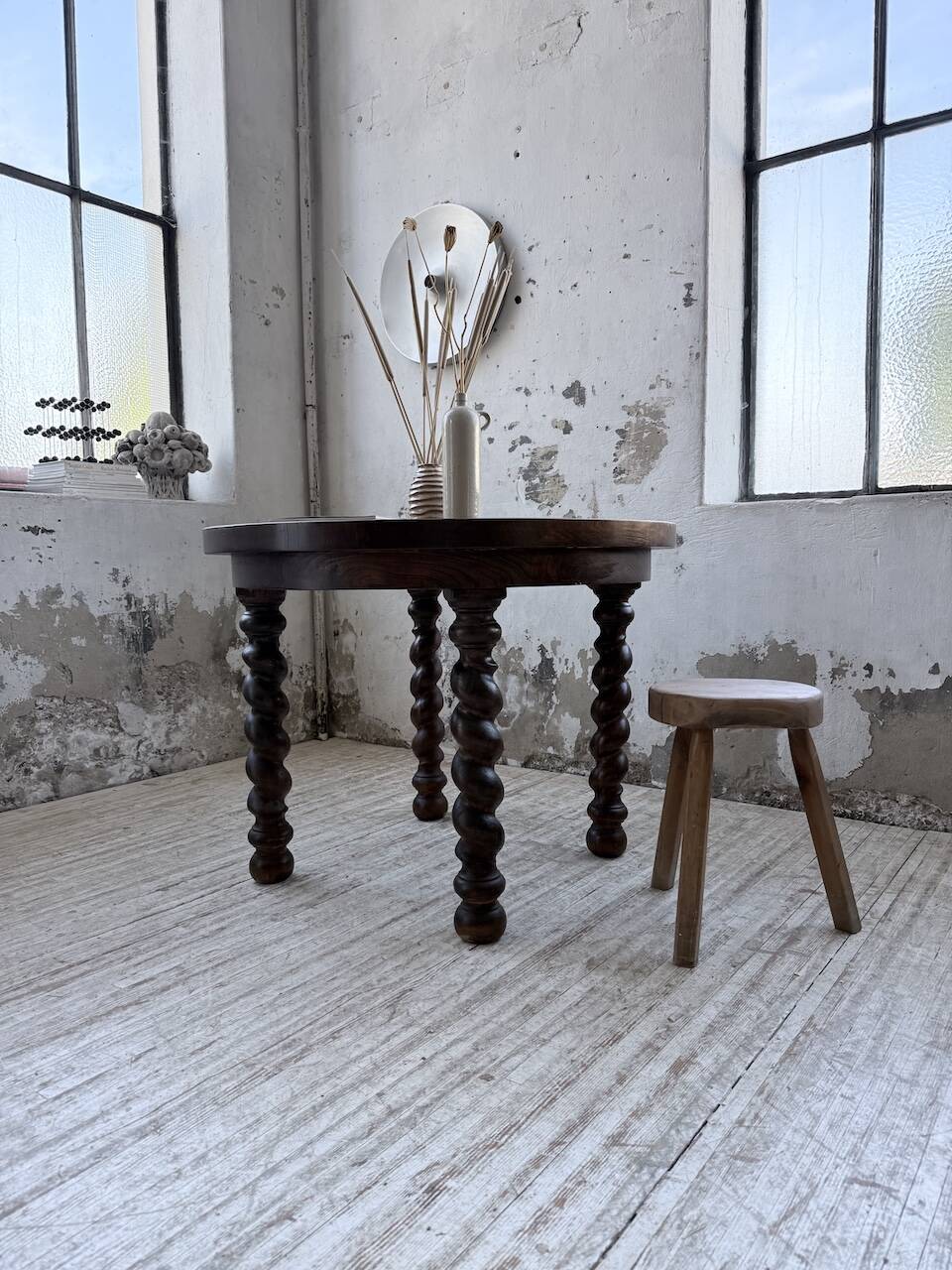 Table 1900 walnut round turned legs