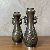 Paire de vases en bronze - Motifs asiatiques en relief en cuivre
