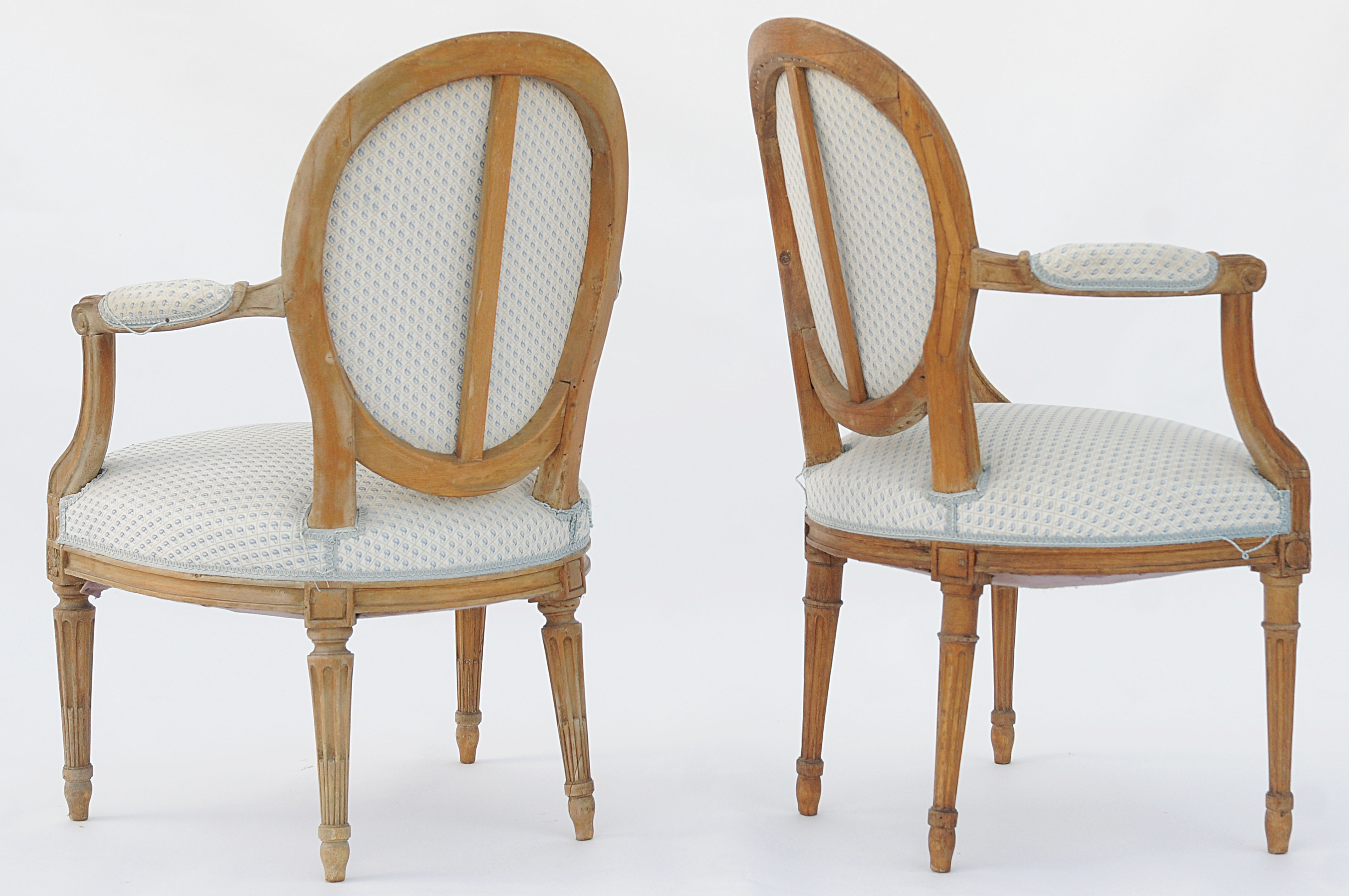 Paire de fauteuils cabriolets de style Louis XVI