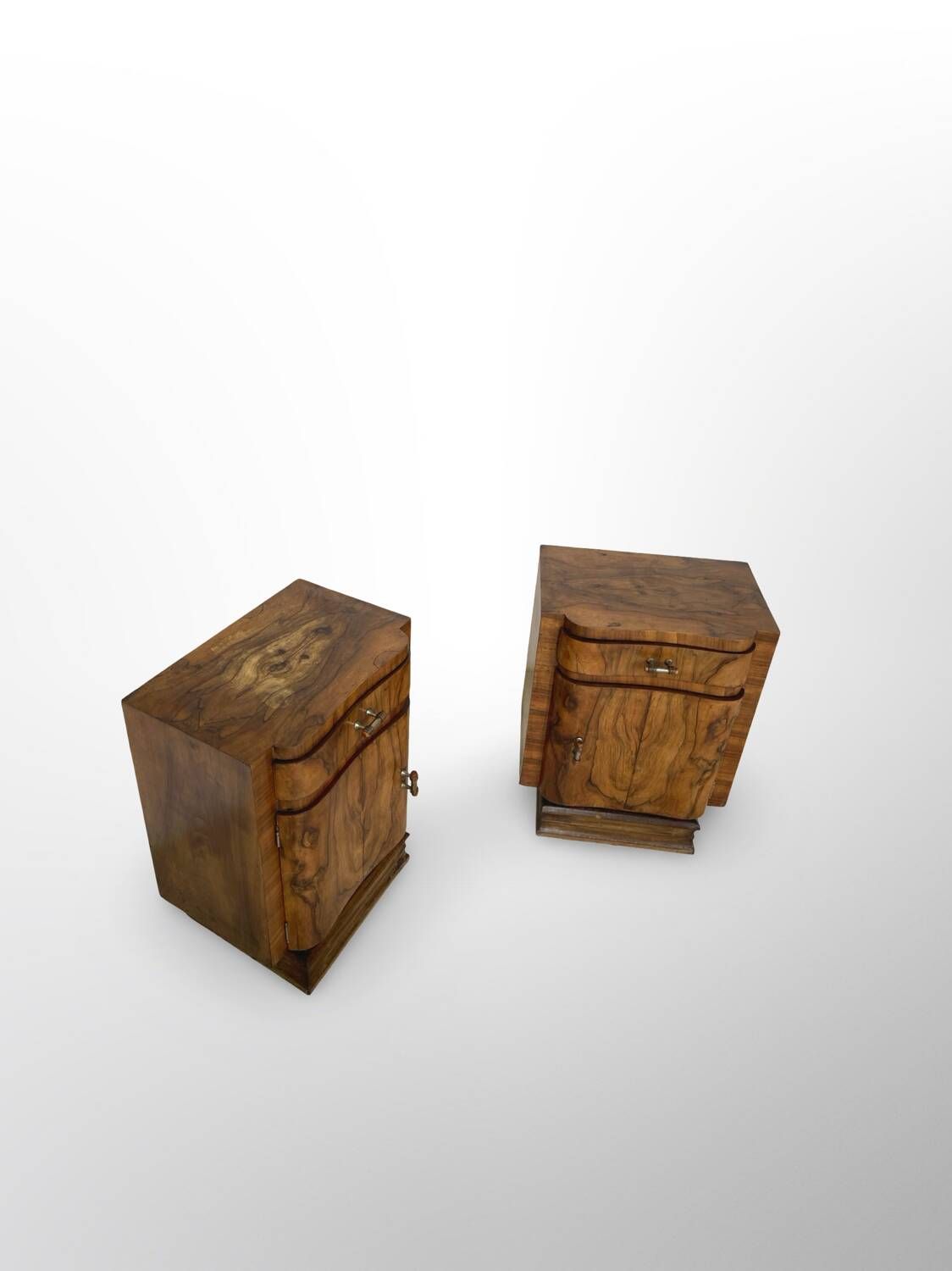 Tables de chevet Art déco italiennes en ronce de noyer, années 1930.