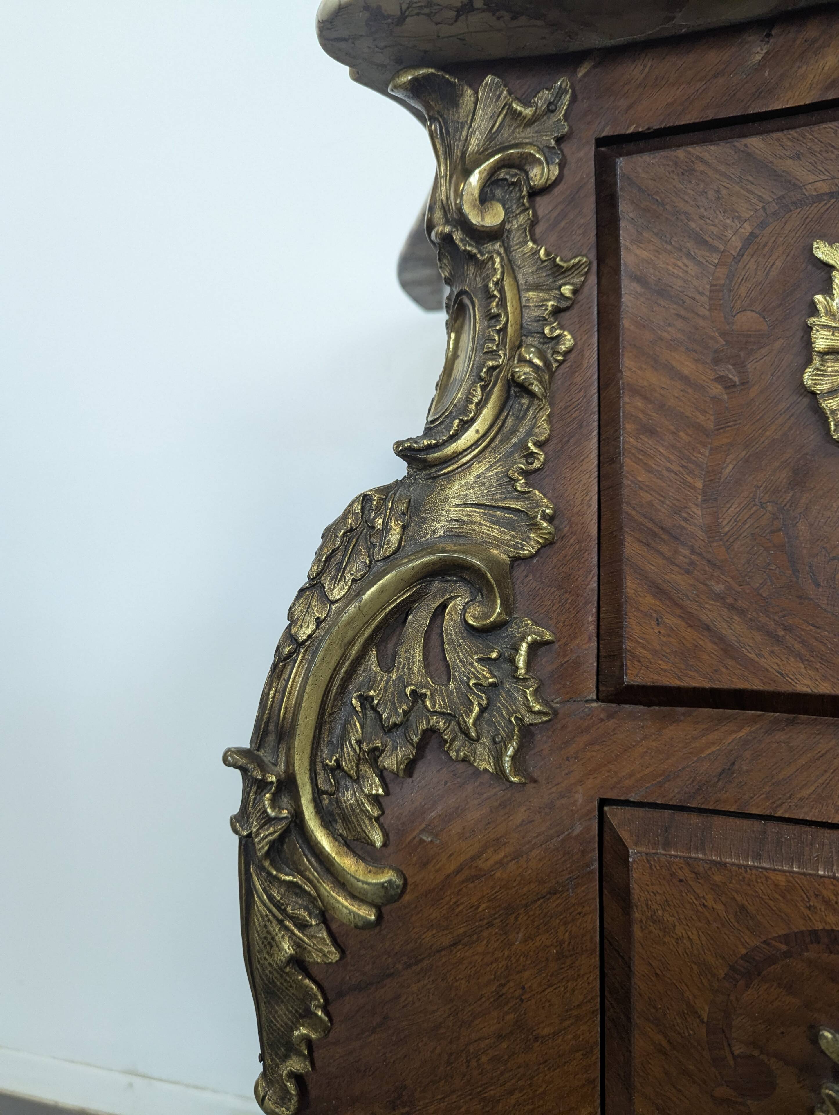 Commode tombeau de style Régence fin XIXème