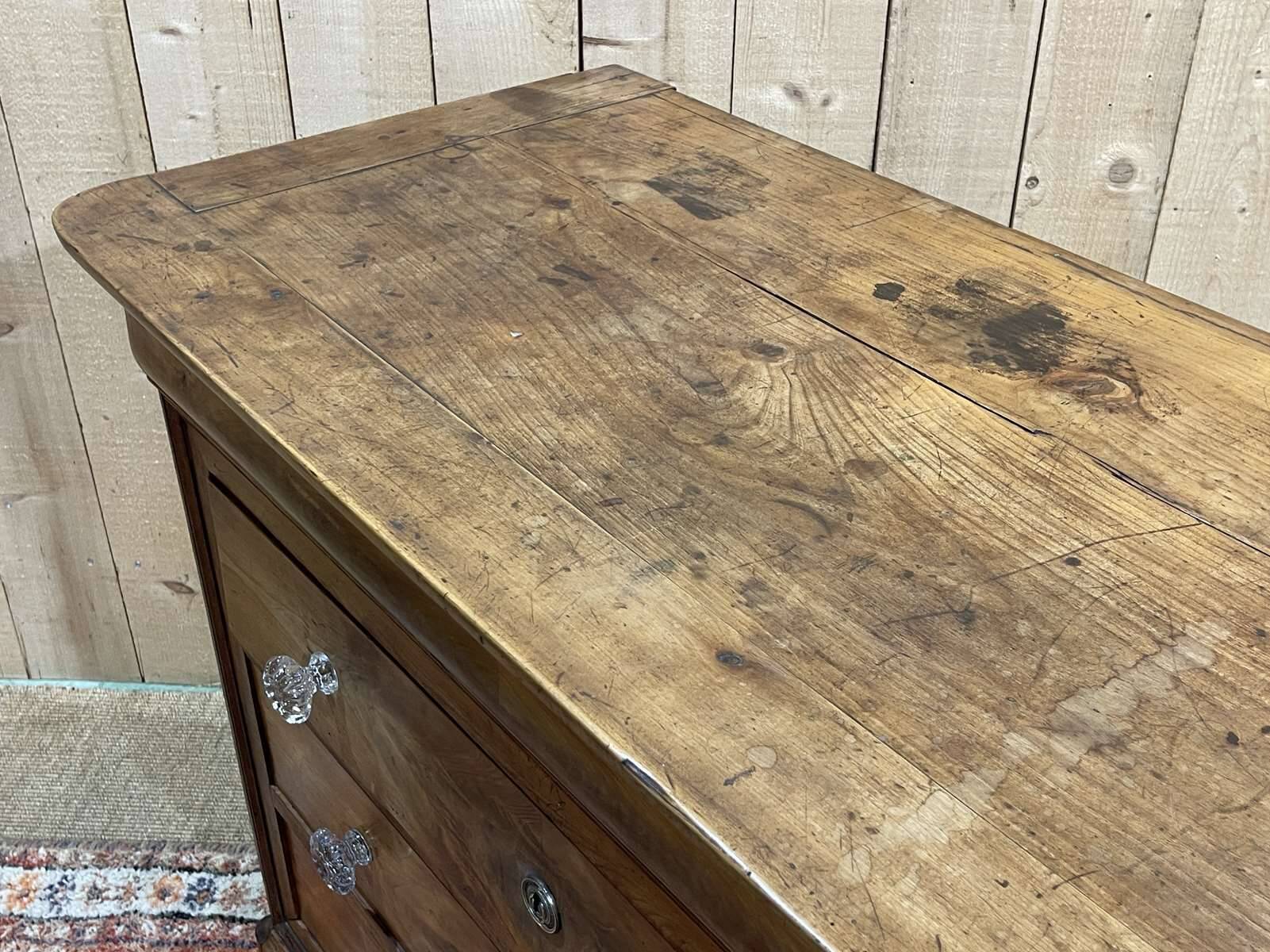 Louis Philippe chest of drawers with 5 drawers from the 19th century in cherry wood with glass knobs