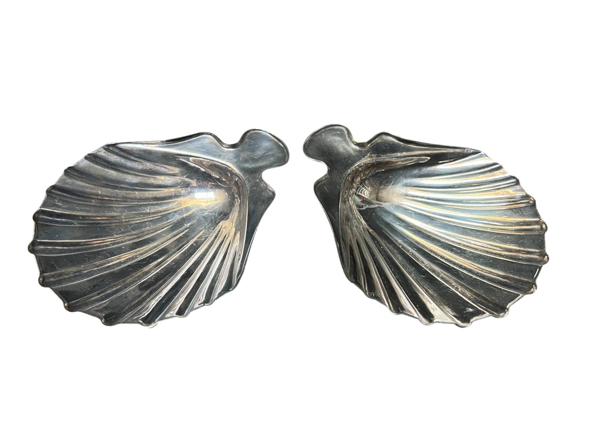 Set of two metal pocket emptiers, scallop shape