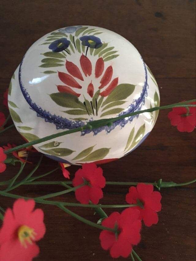 Round hand-painted faience candy