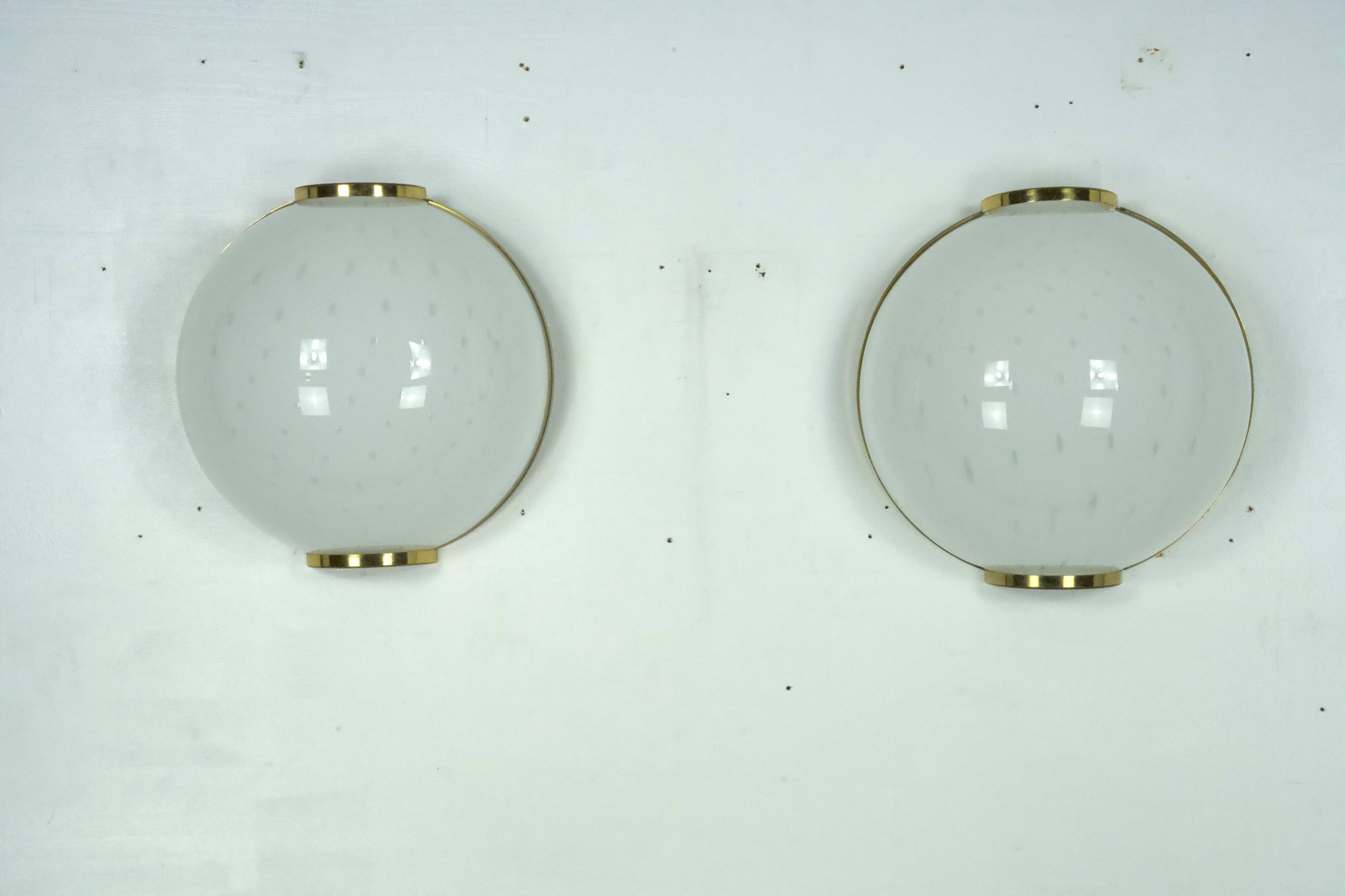 Paire de grandes appliques rondes en verre bullicante de Murano avec laiton. Italie années 1970