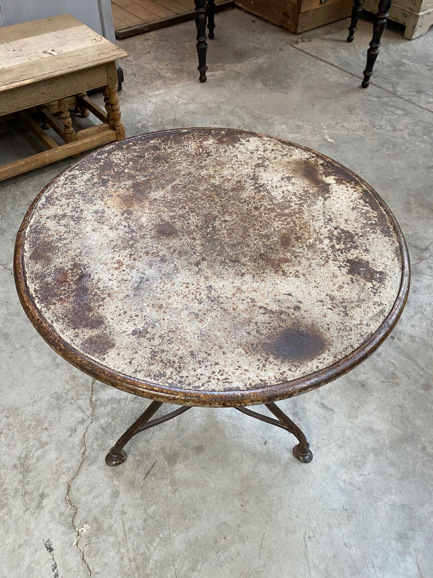 Old pedestal table Saint Sauveur Arras