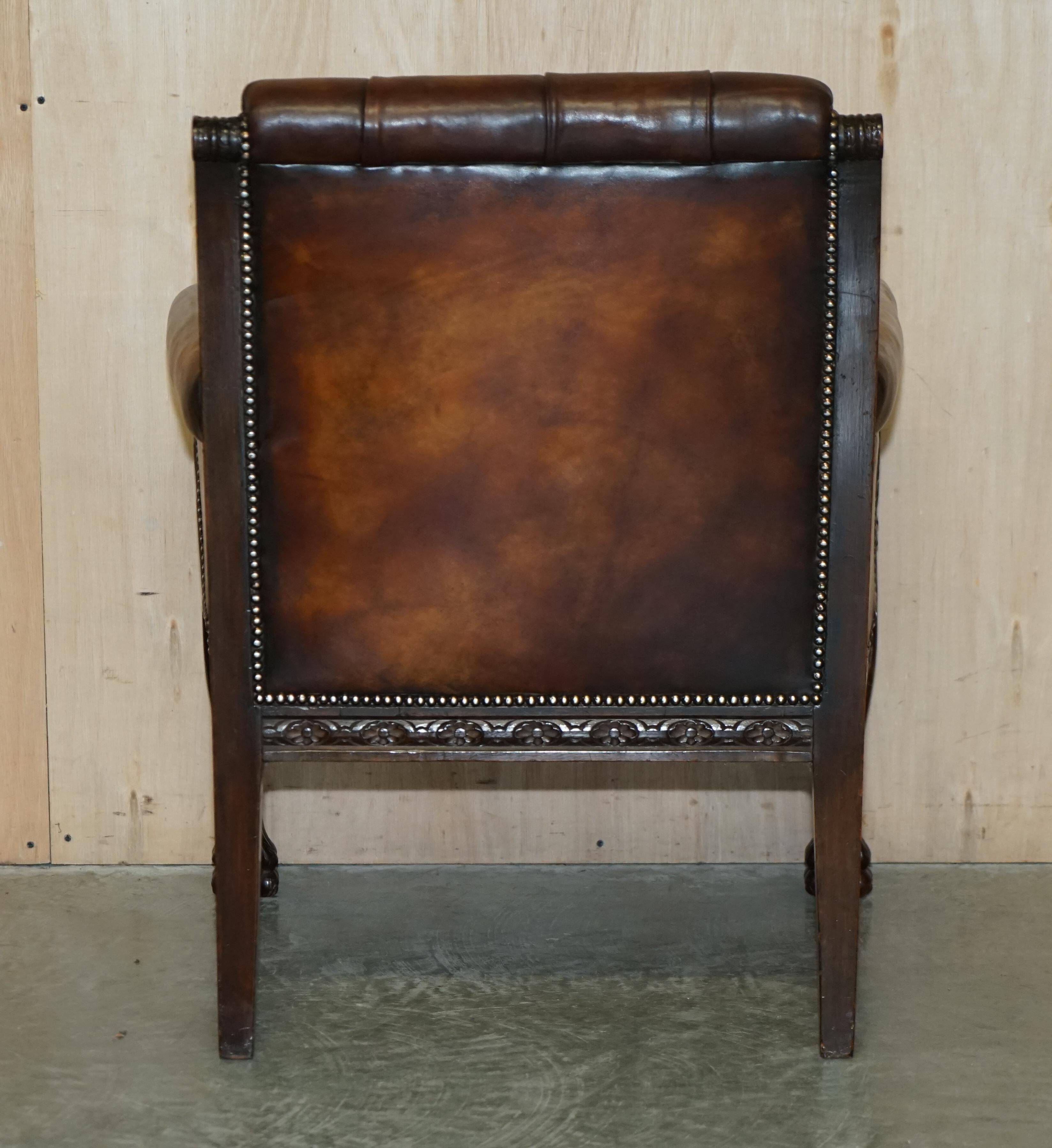 Ensemble Chesterfield cuir avec lion sculpté à la main restauré