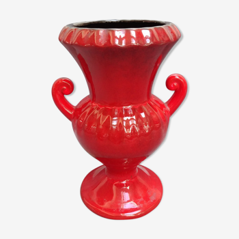 Vase rouge en céramique avec des reflets noirs à deux anses