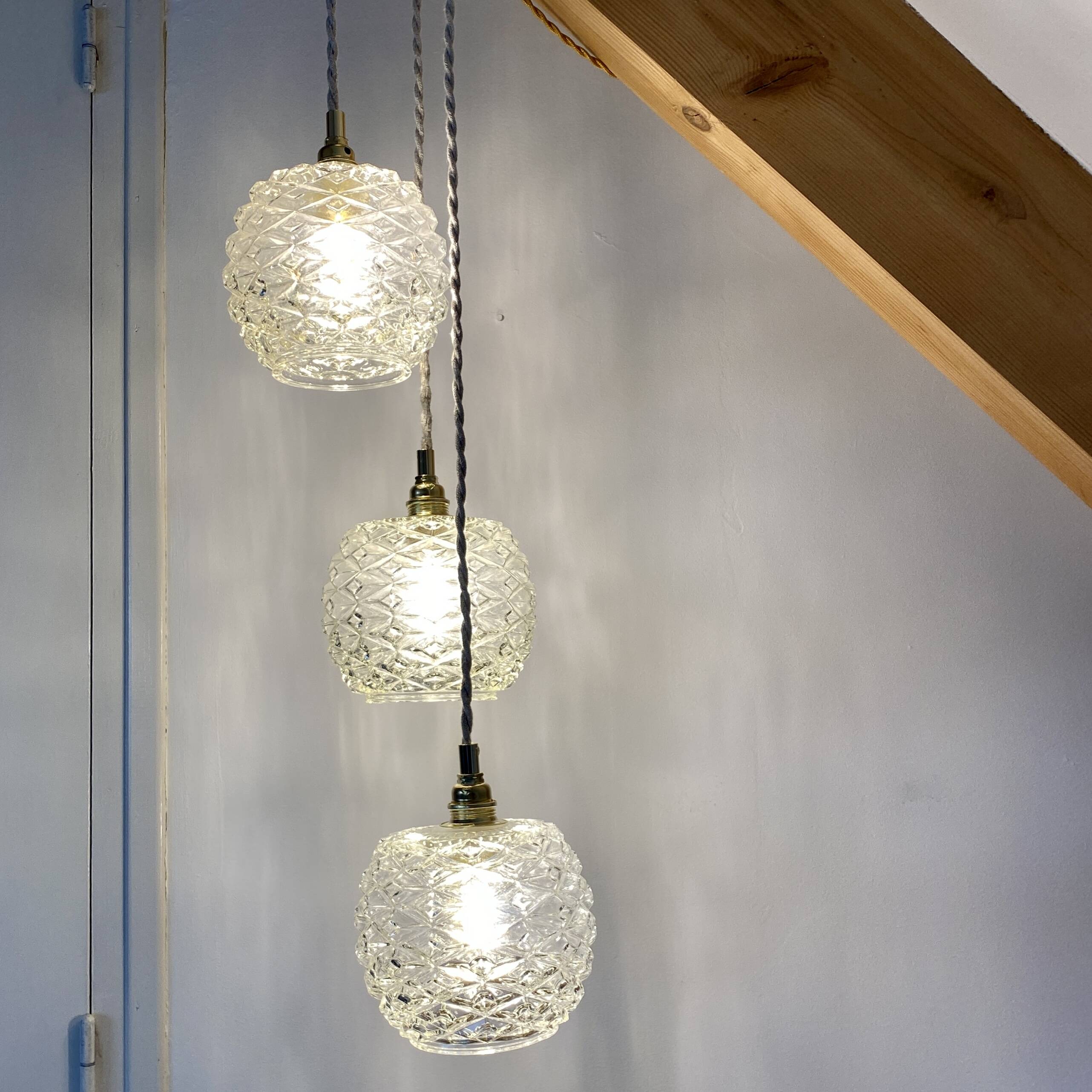 Suspension cascade trois feux globes vintage en verre moulé