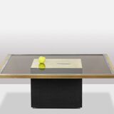 Table basse en laiton doré et verre fumé. Années 1970.