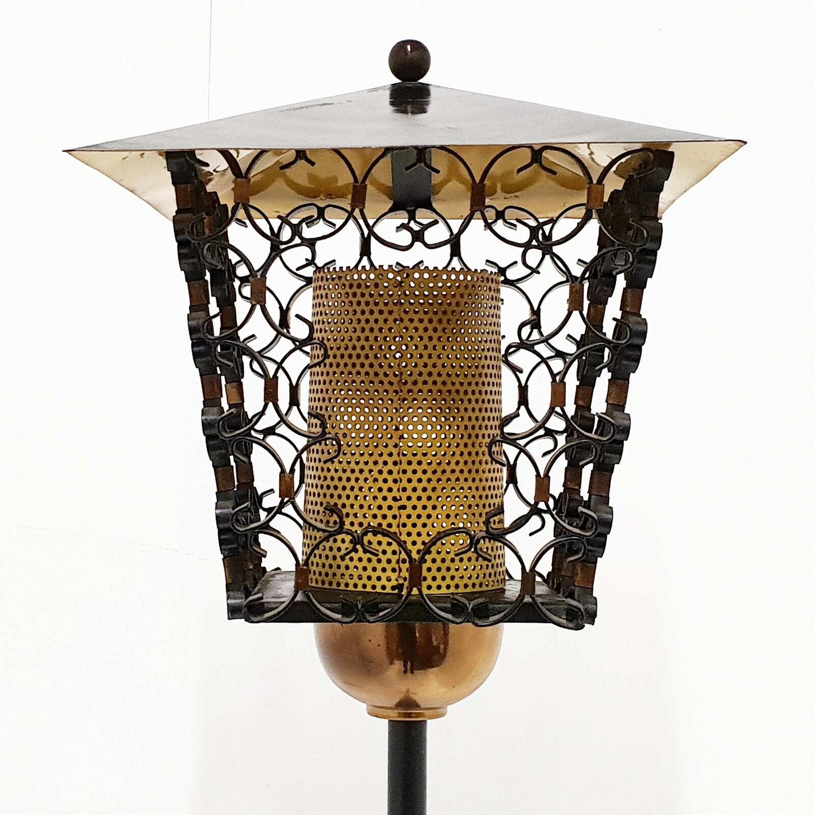 Lampadaire vintage francais tripode 1950 rockabilly metal perforee acier la