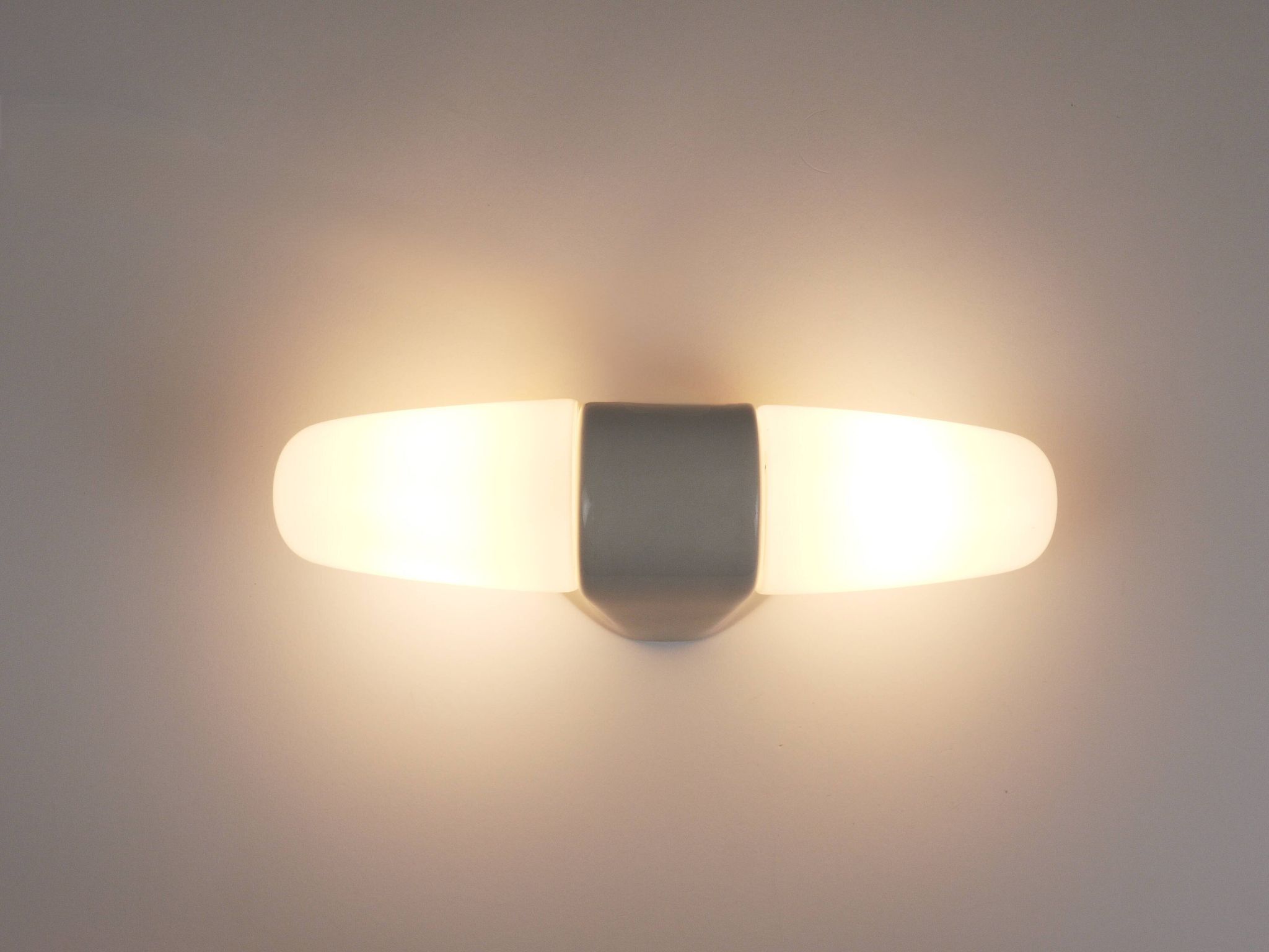 Applique murale double blanche de Wilhelm Wagenfeld, Bauhaus, Allemagne, années 1950.