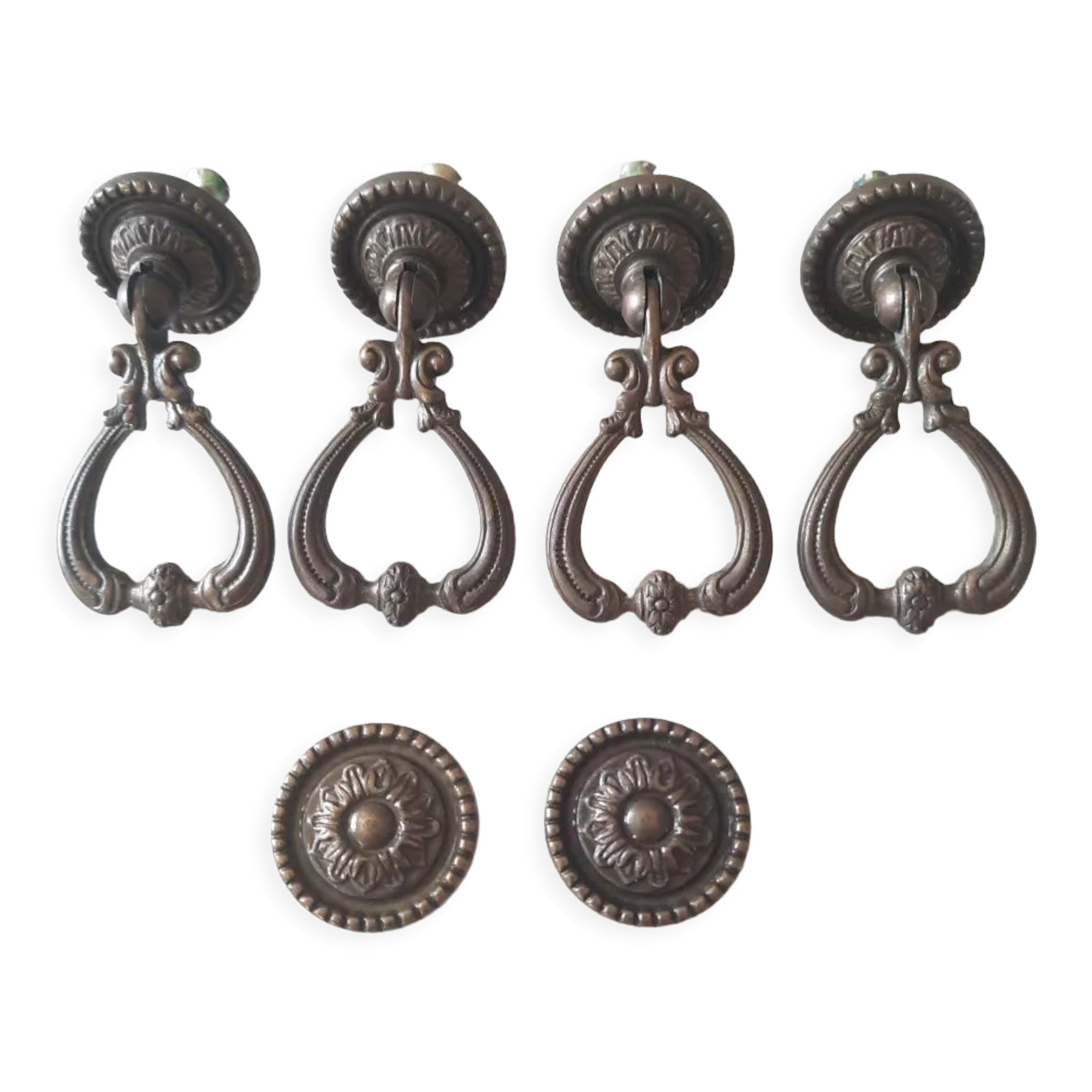 Lot de 4 poignées anciennes et 2 boutons en laiton