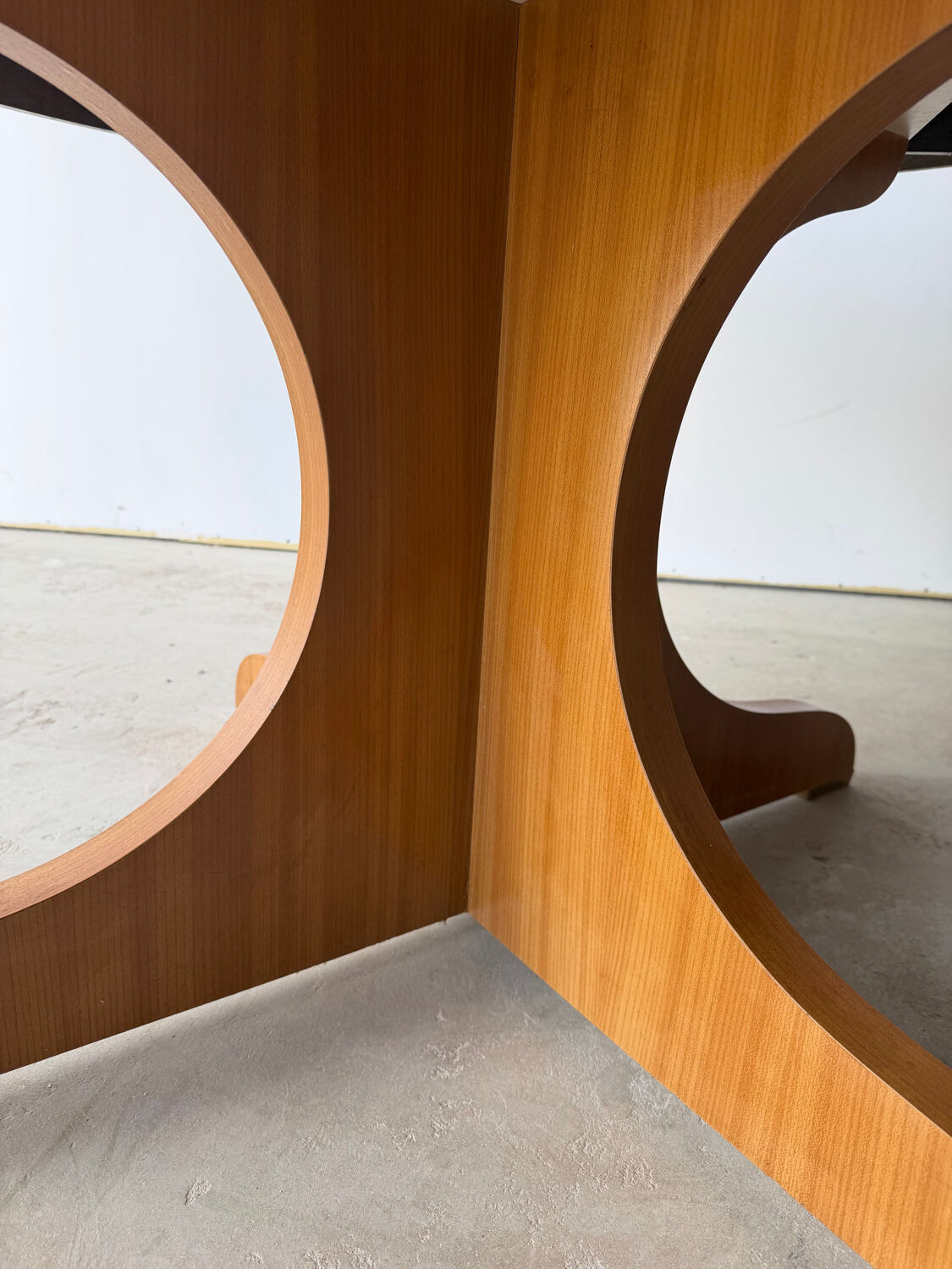 Table à manger extensible ronde à piètement en croix