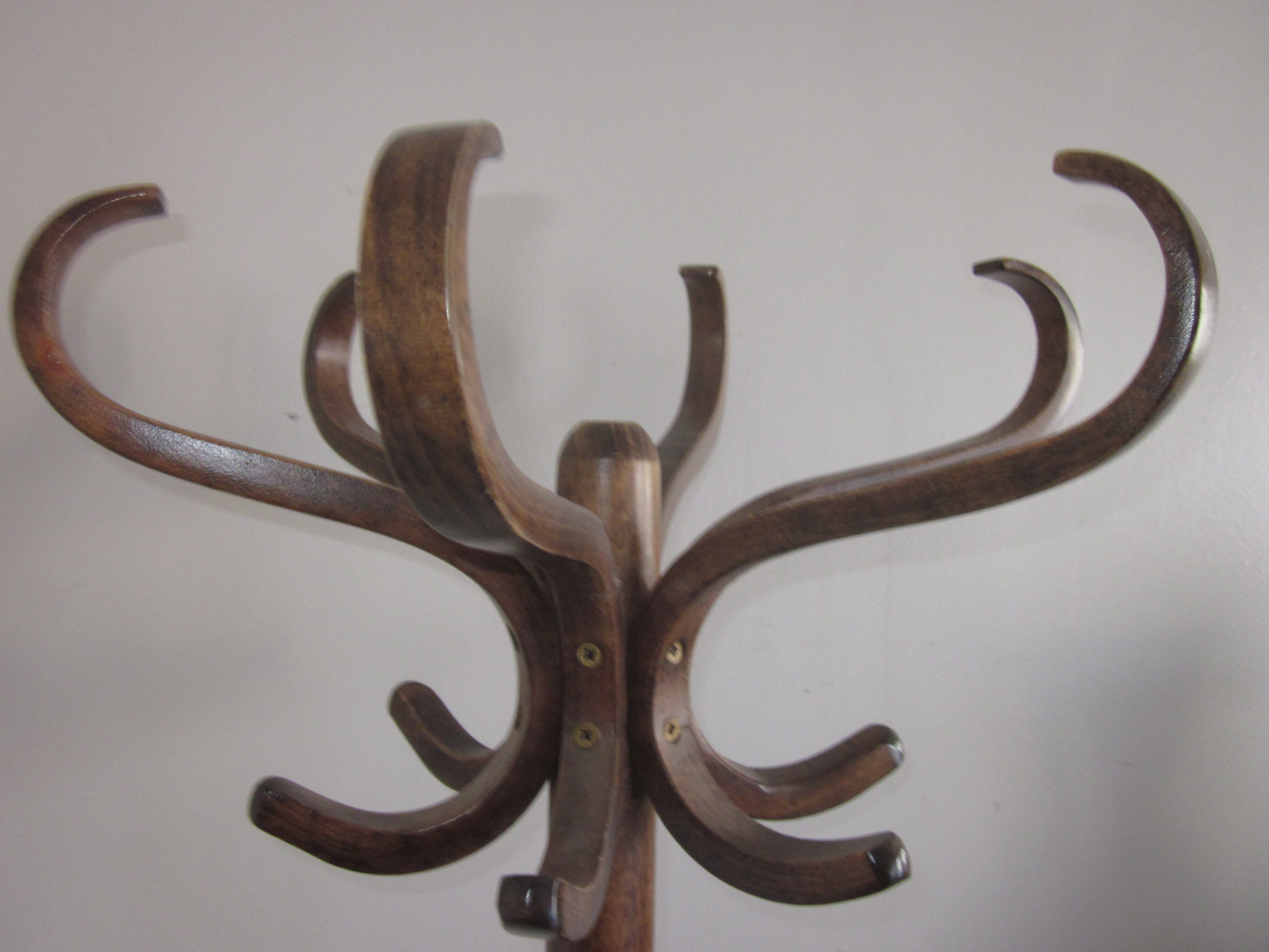 Baumann parrot coat rack