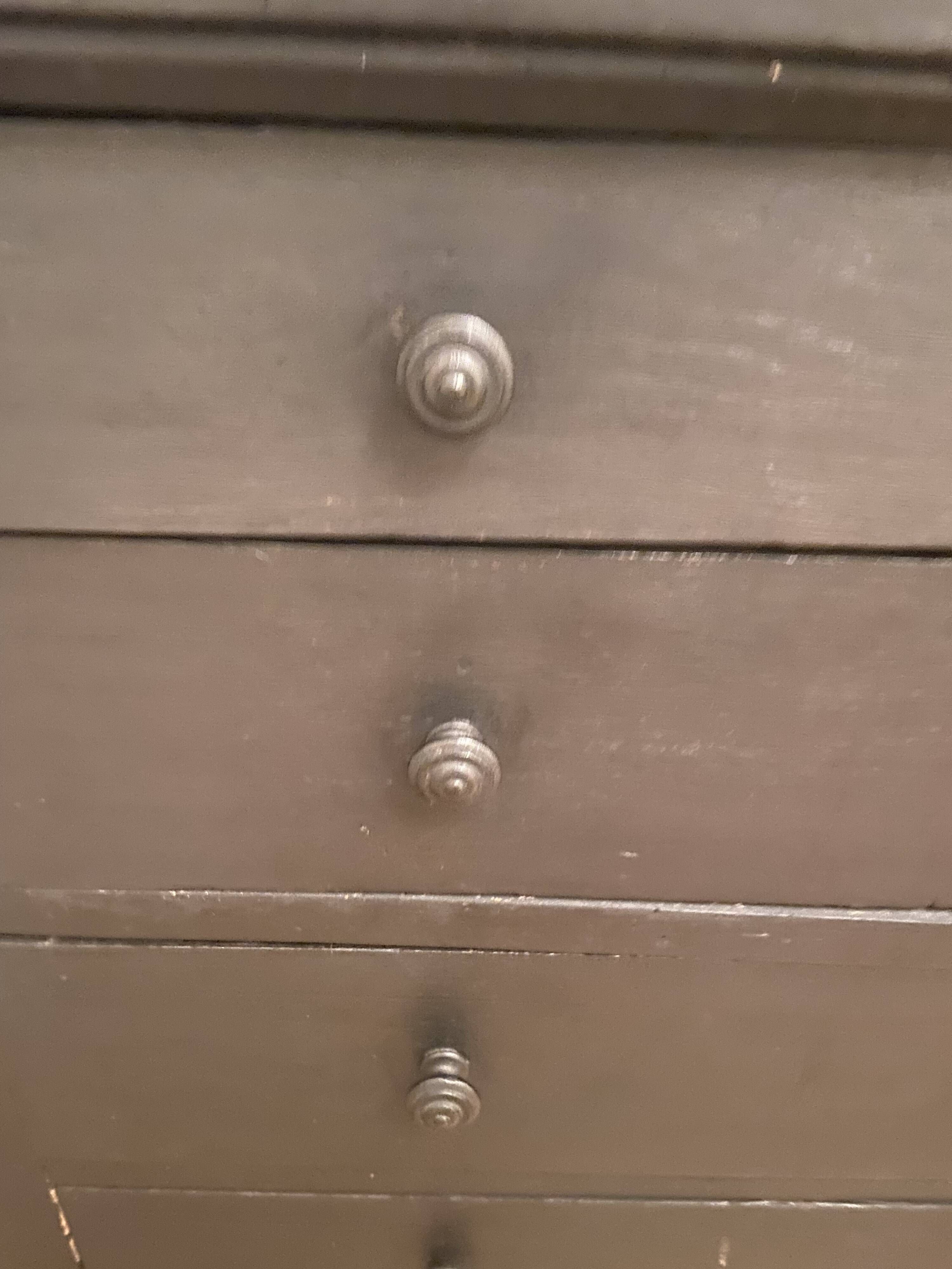Antique chest of drawers with 4 drawers