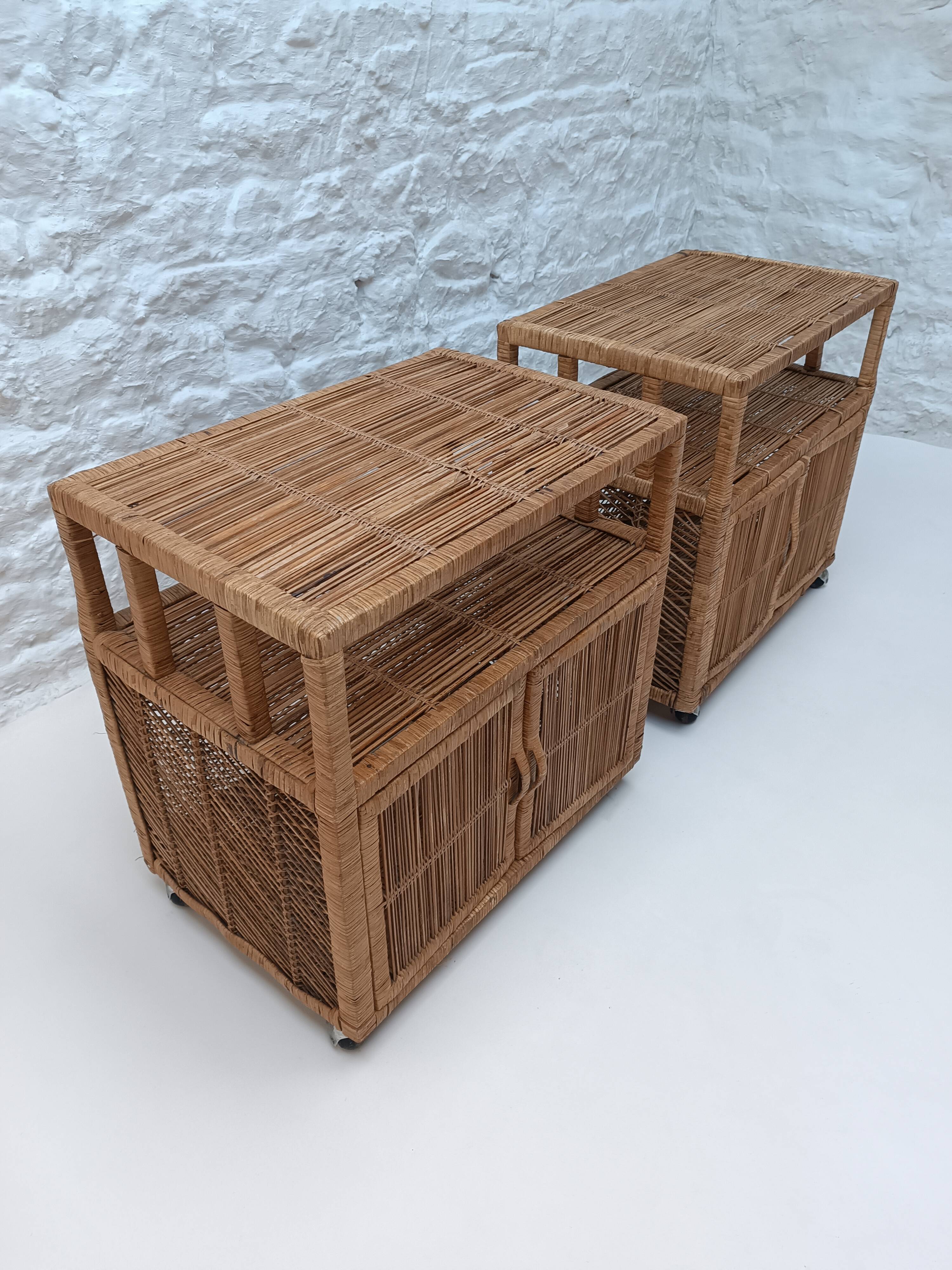 Paire de buffets en rotin vintage (Buri ) sur roulettes