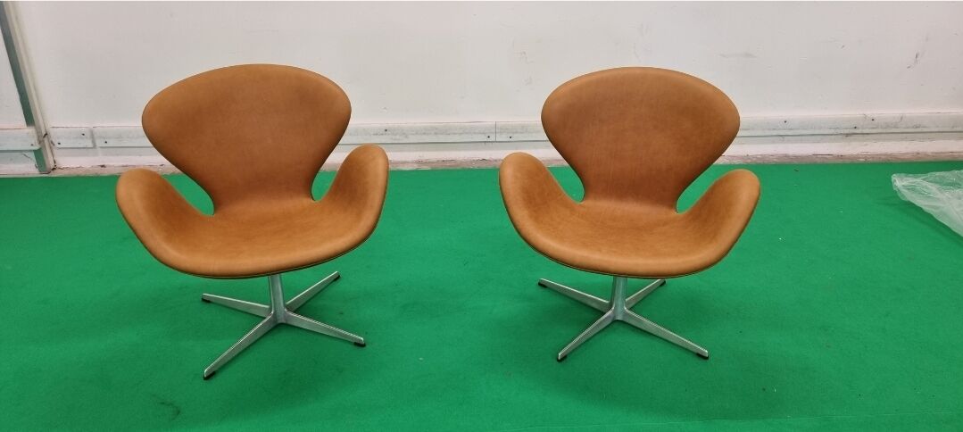 Pair Arne Jacobsen Swan chair Fritz Hansen