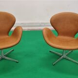 Pair Arne Jacobsen Swan chair Fritz Hansen