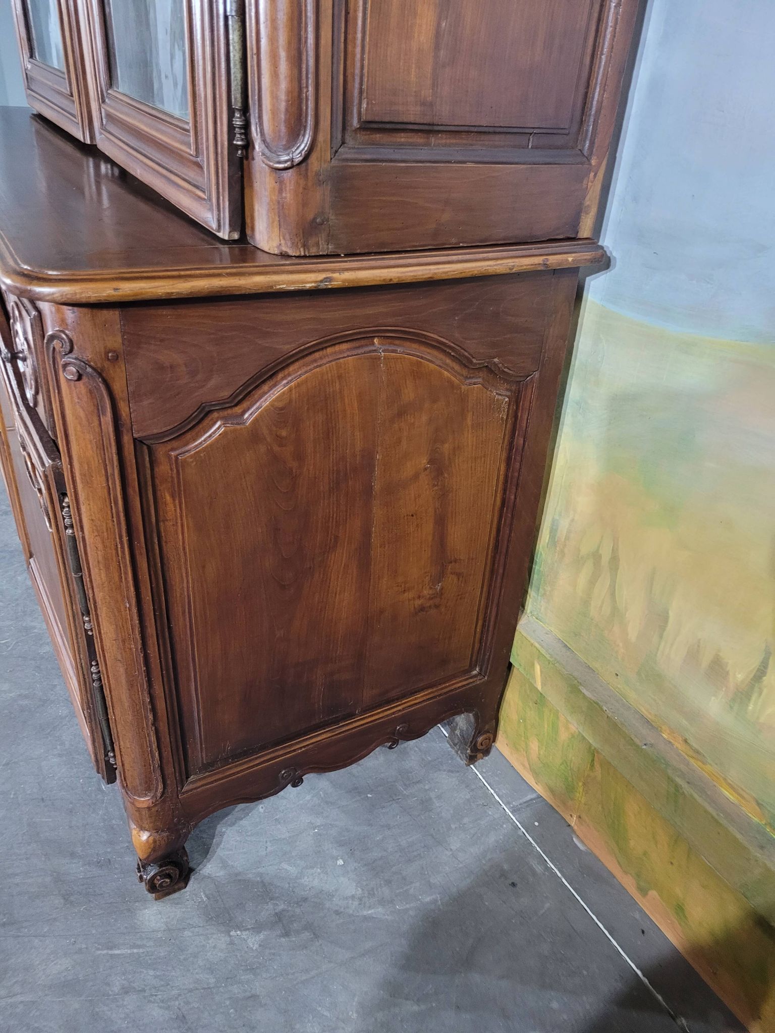 Buffet deux corps vitré en merisier époque Louis XV