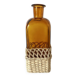 Carafe en verre ambré et rotin