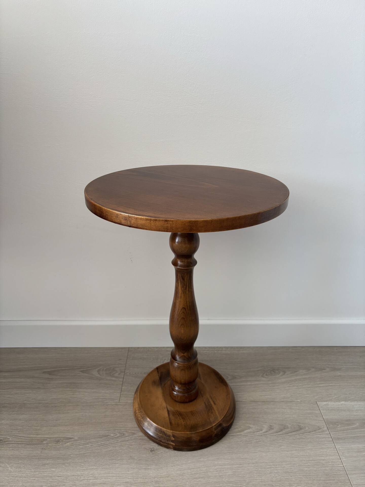 Small vintage wooden side table | Round accent table | Turned leg