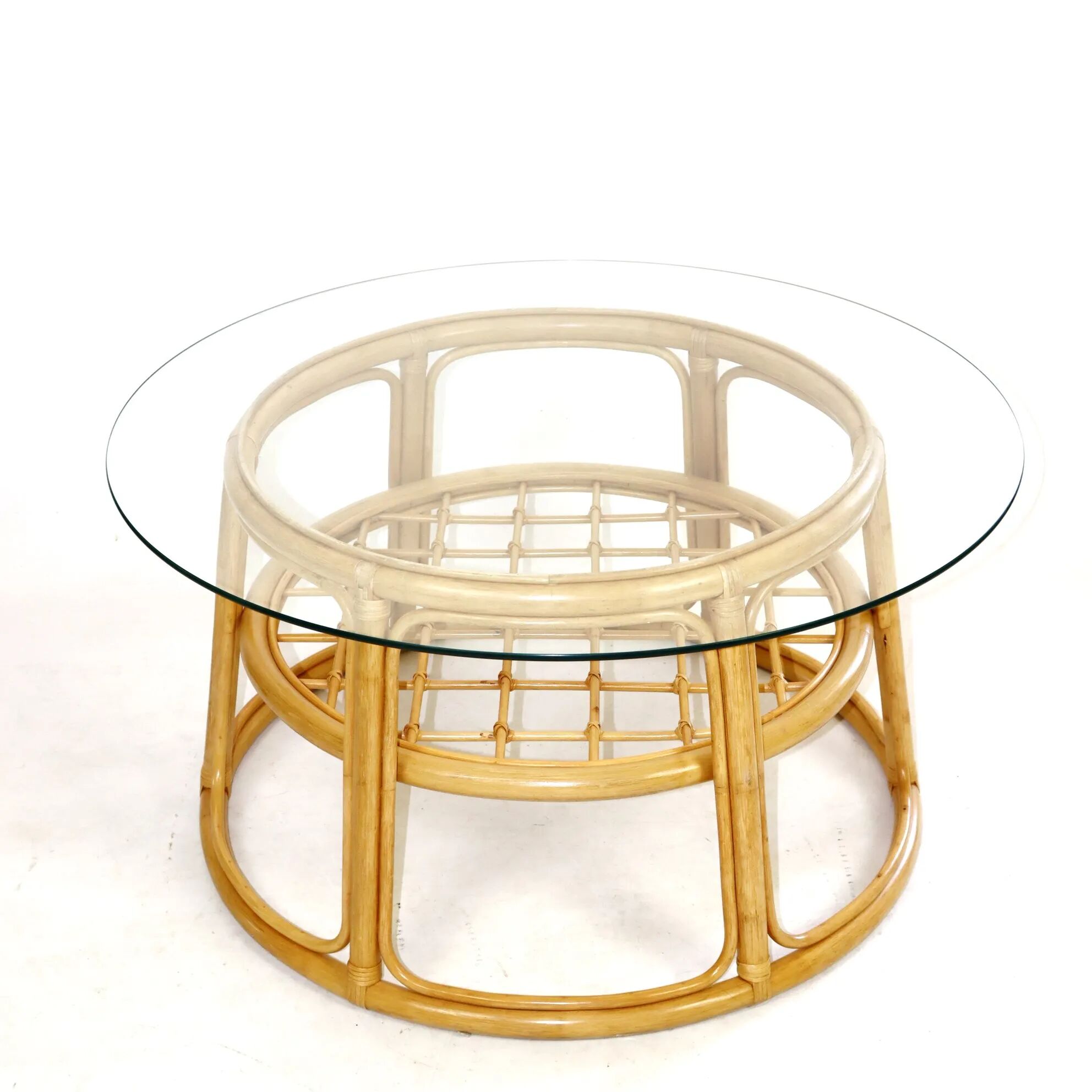 Table en osier et plateau en verre