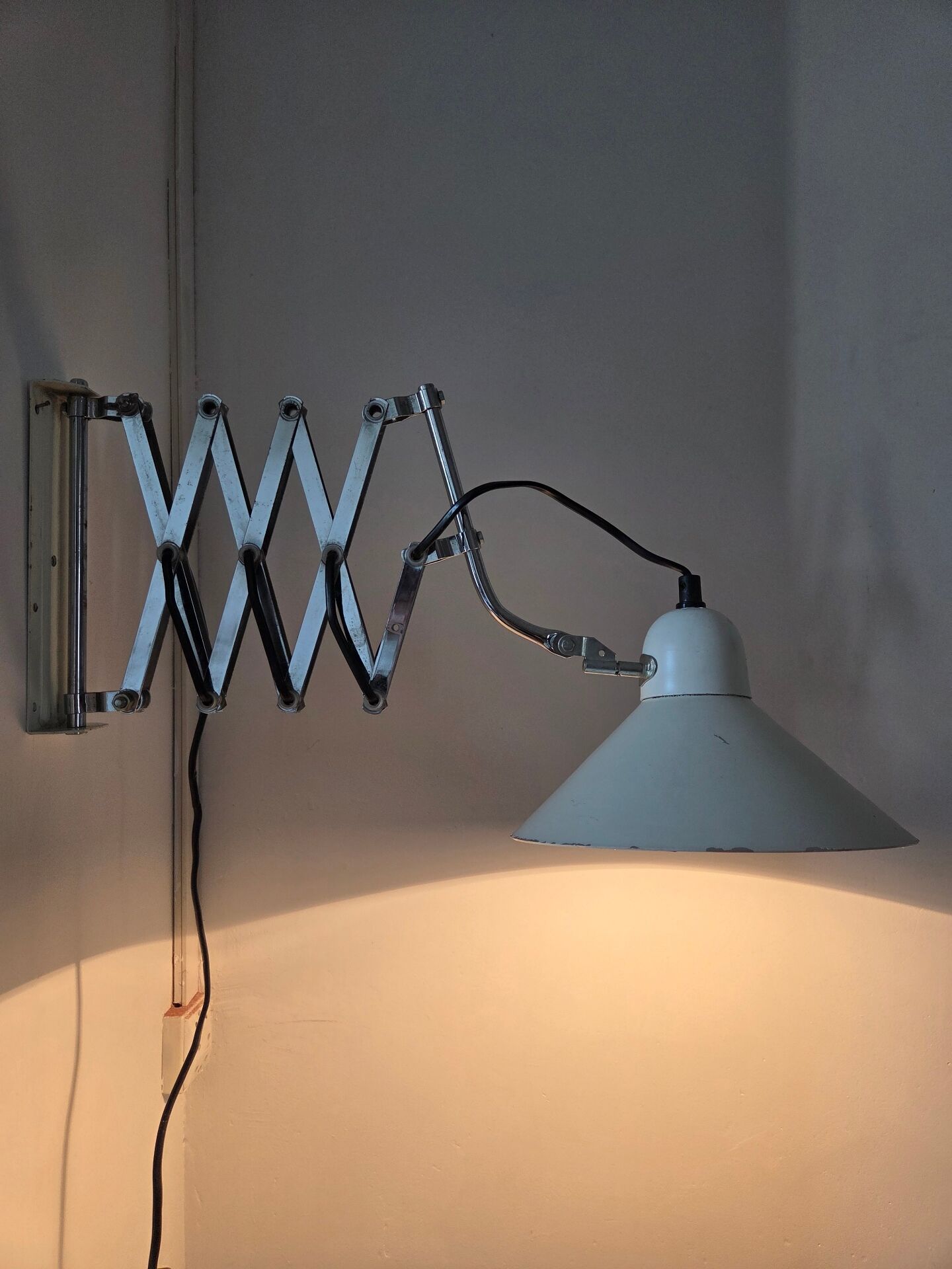 Wall lamp scissors