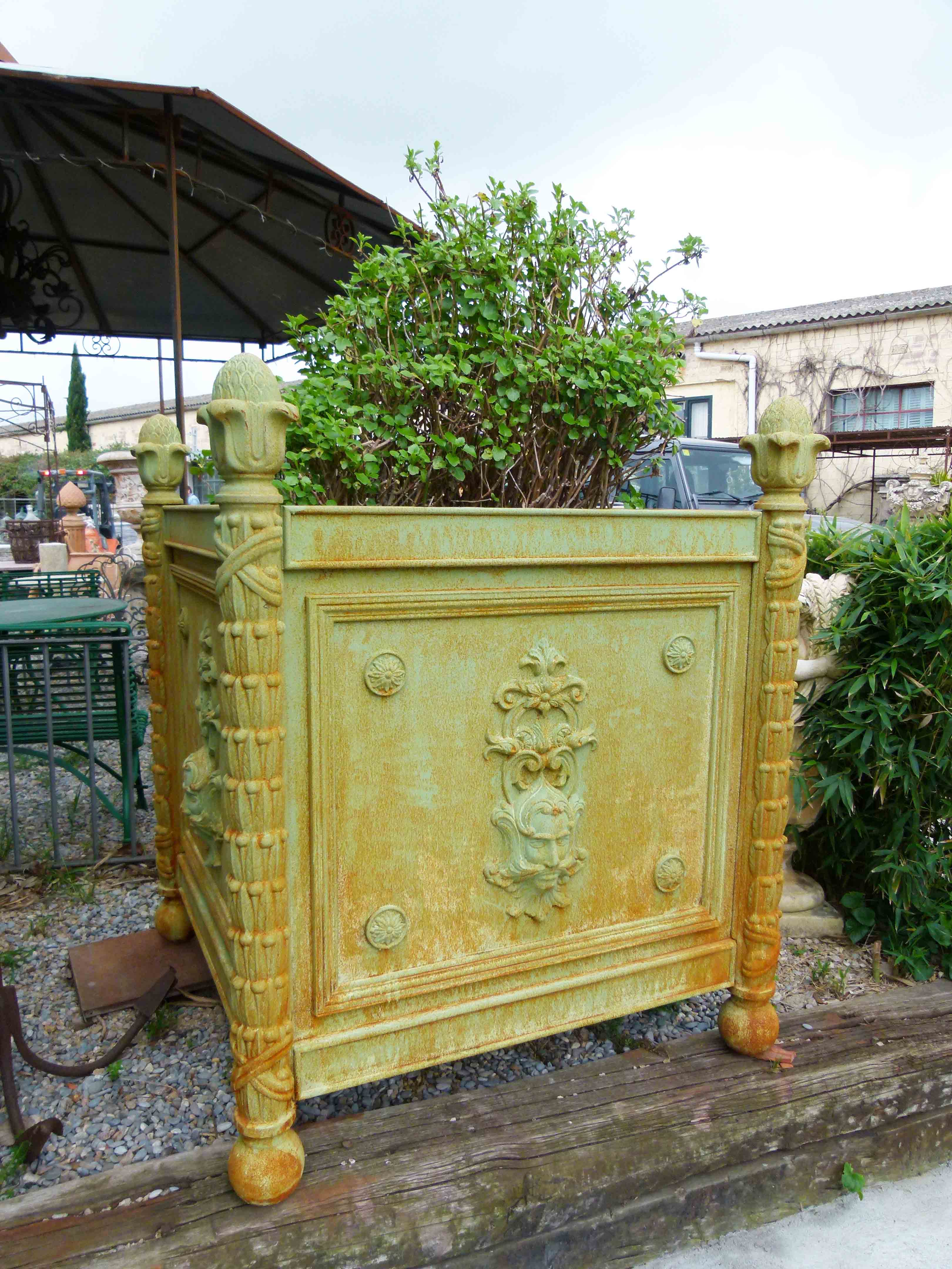 Cast iron gardener