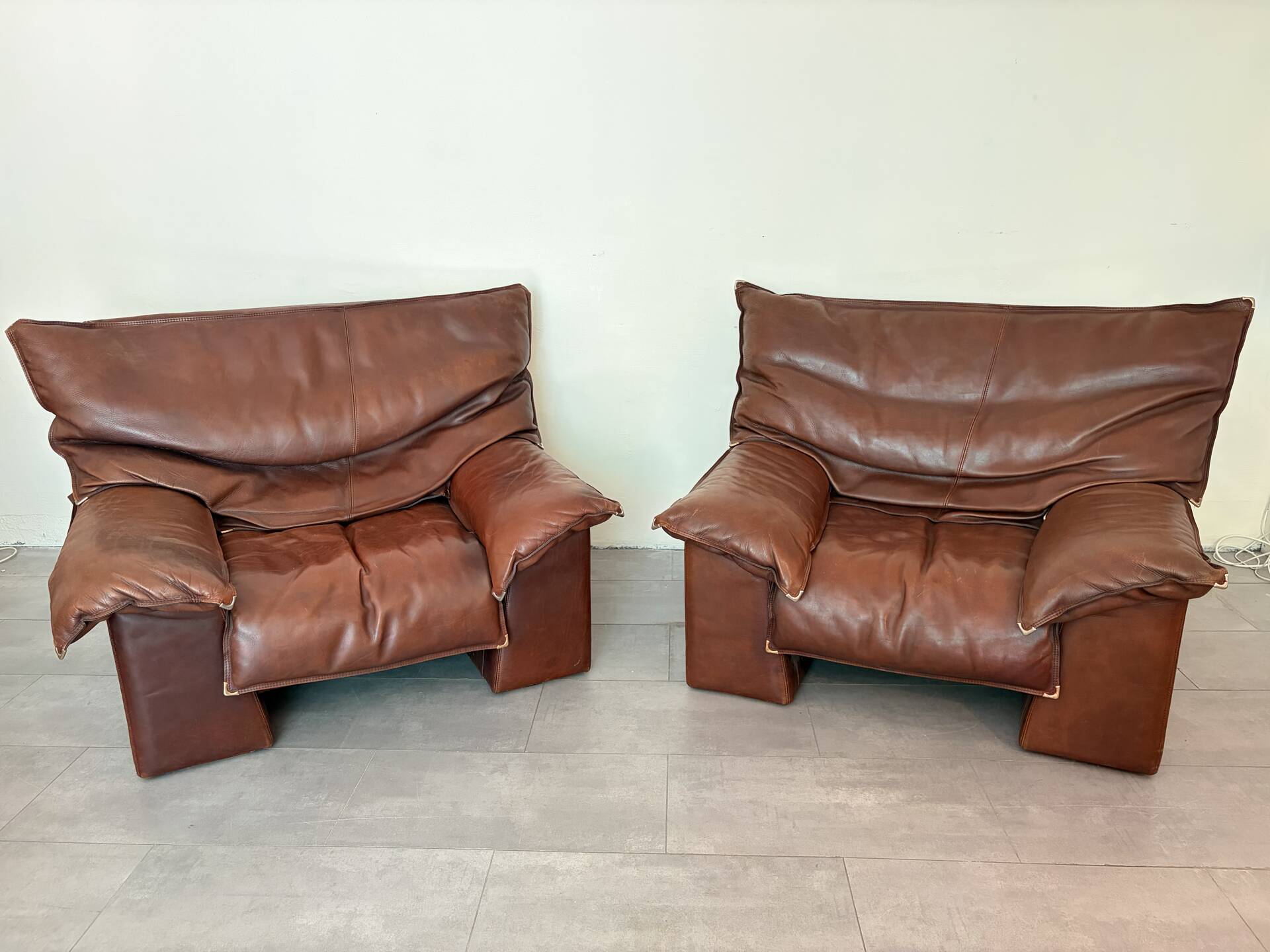 Paire de très grands fauteuils en cuir
