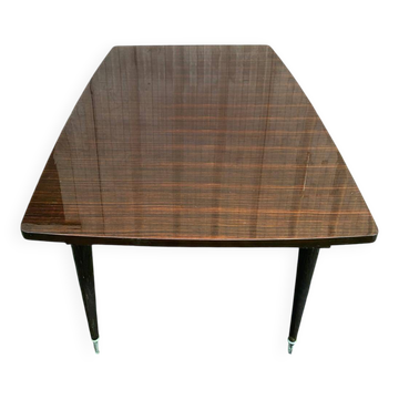 Scandinavian extendable dining table made of solid wood and rosewood effect.