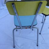 Deux chaises et un tabouret jaune et bleu en formica