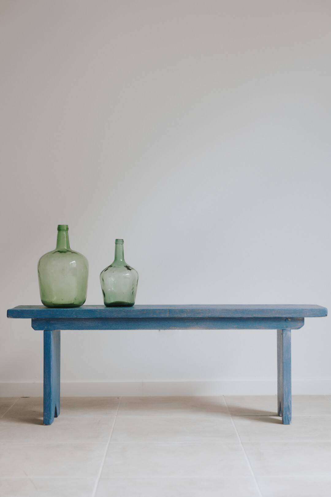 Bench in gray oak with blue hues