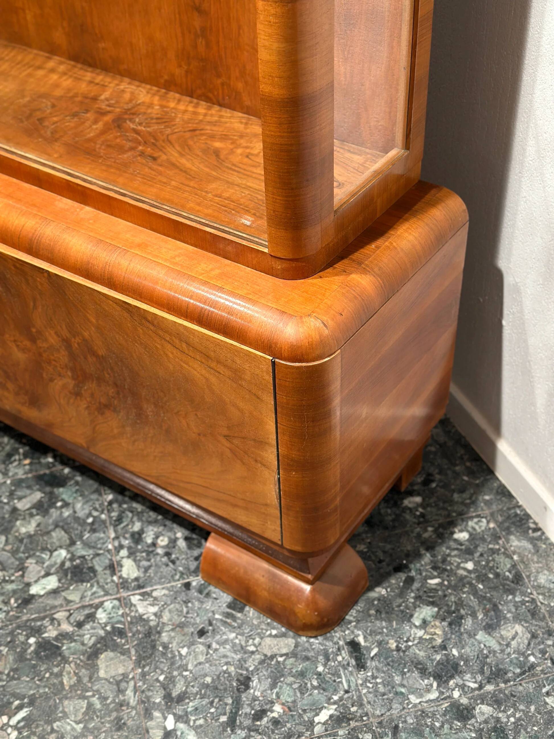 Vitrine en noyer Art Déco