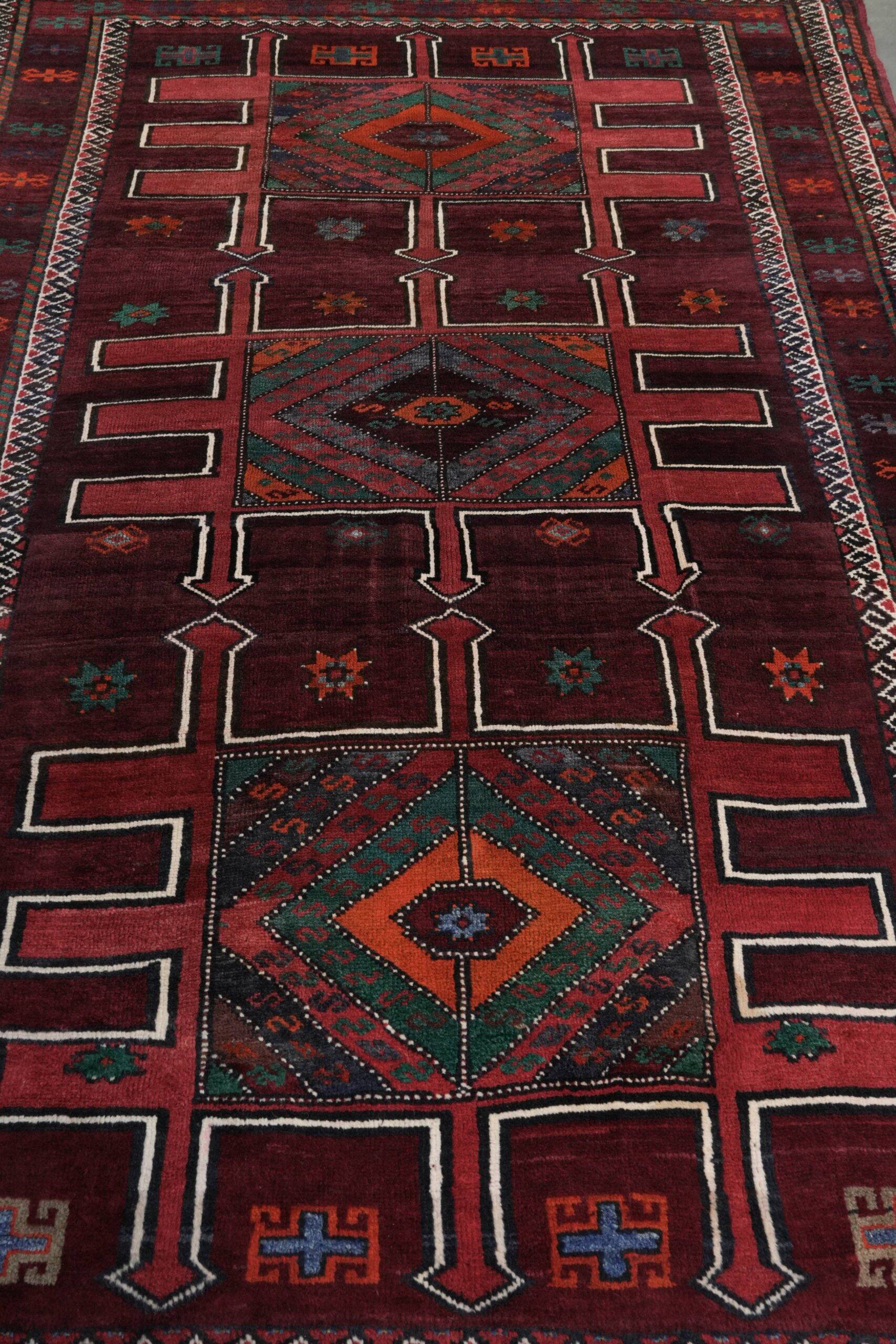 Hand-knotted rug of 308x210cm in oriental style with mainly red colours