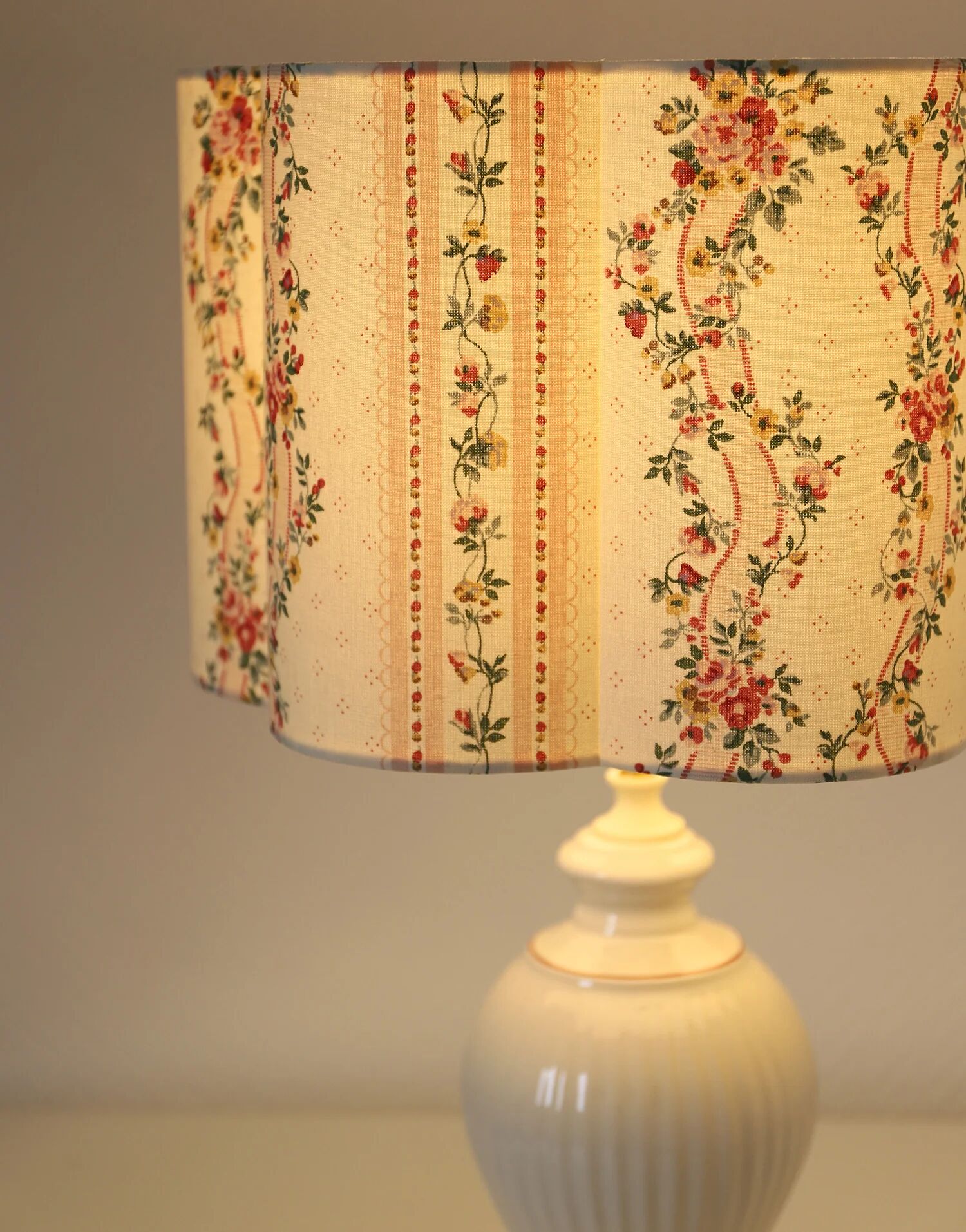 Vintage table lamp "St Michael" – Ribbed ceramic and country print