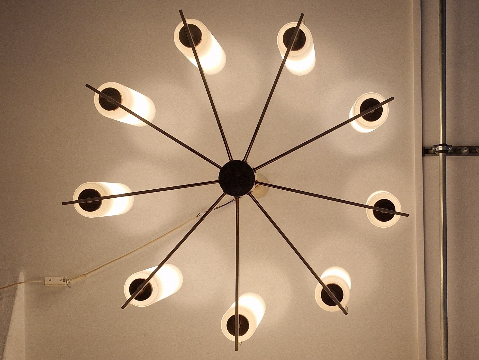 Lustre en laiton sunburst et verre opalin, Allemagne 1950