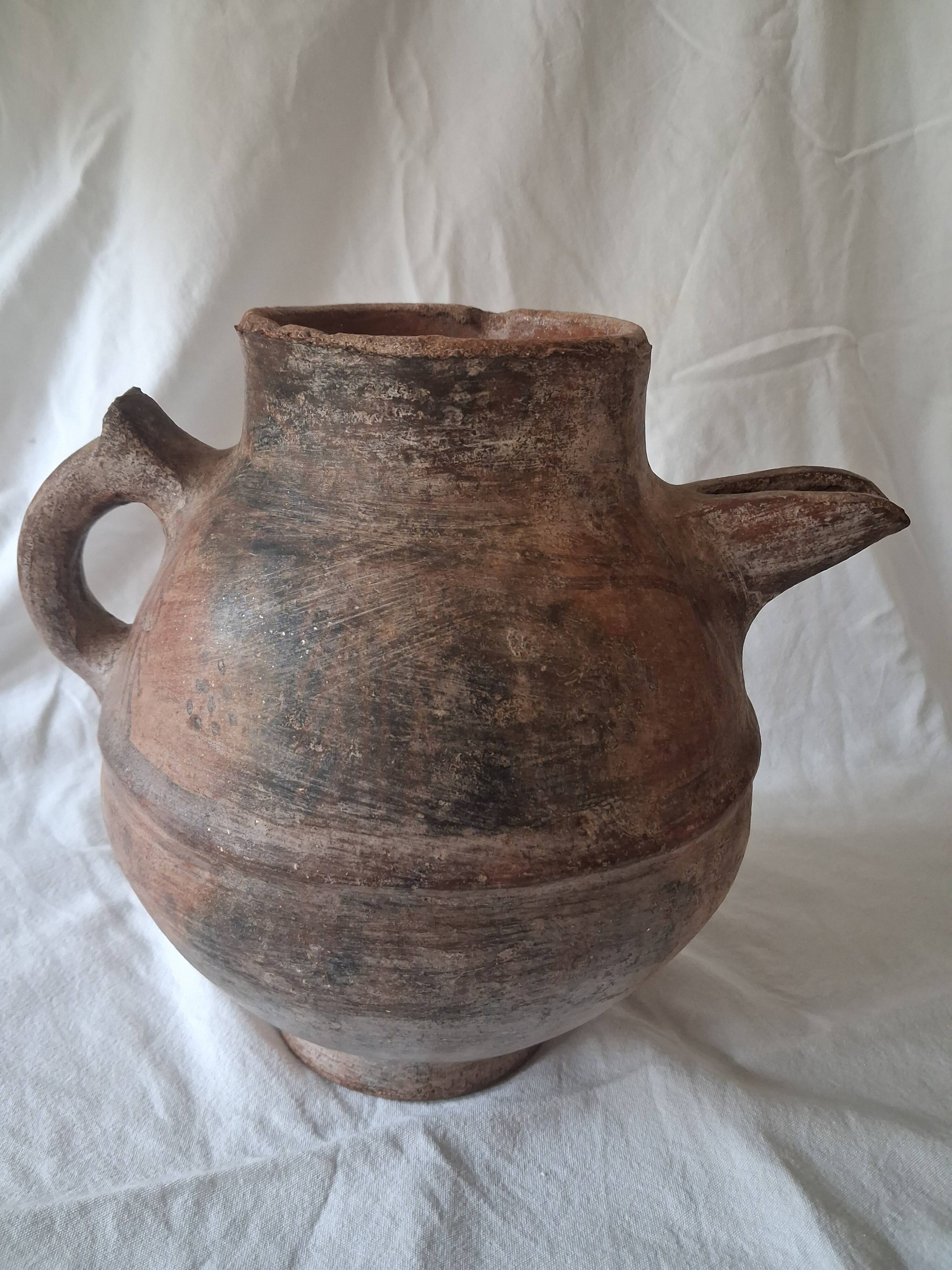 Ancient pottery, jug, traditional Berber/Kabyle in terracotta.